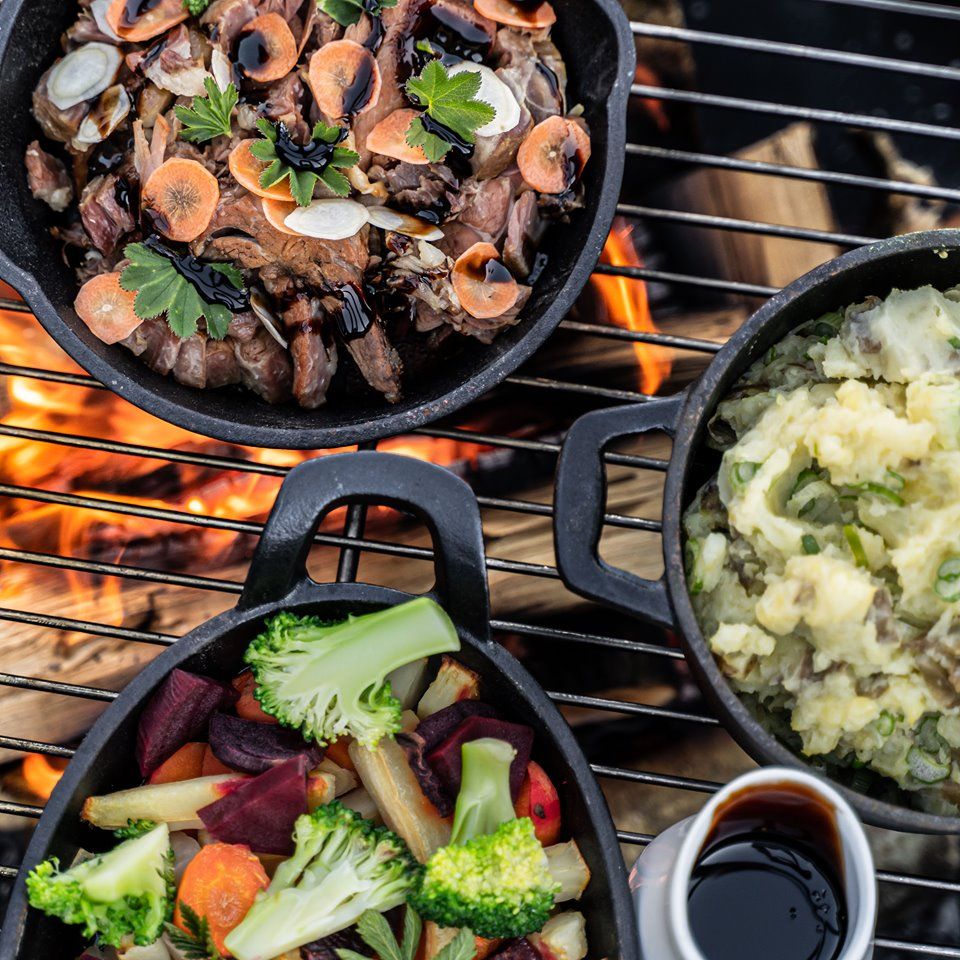 Grillrettar servert på hotellets restaurant med sesongens lokale ingrediensar.