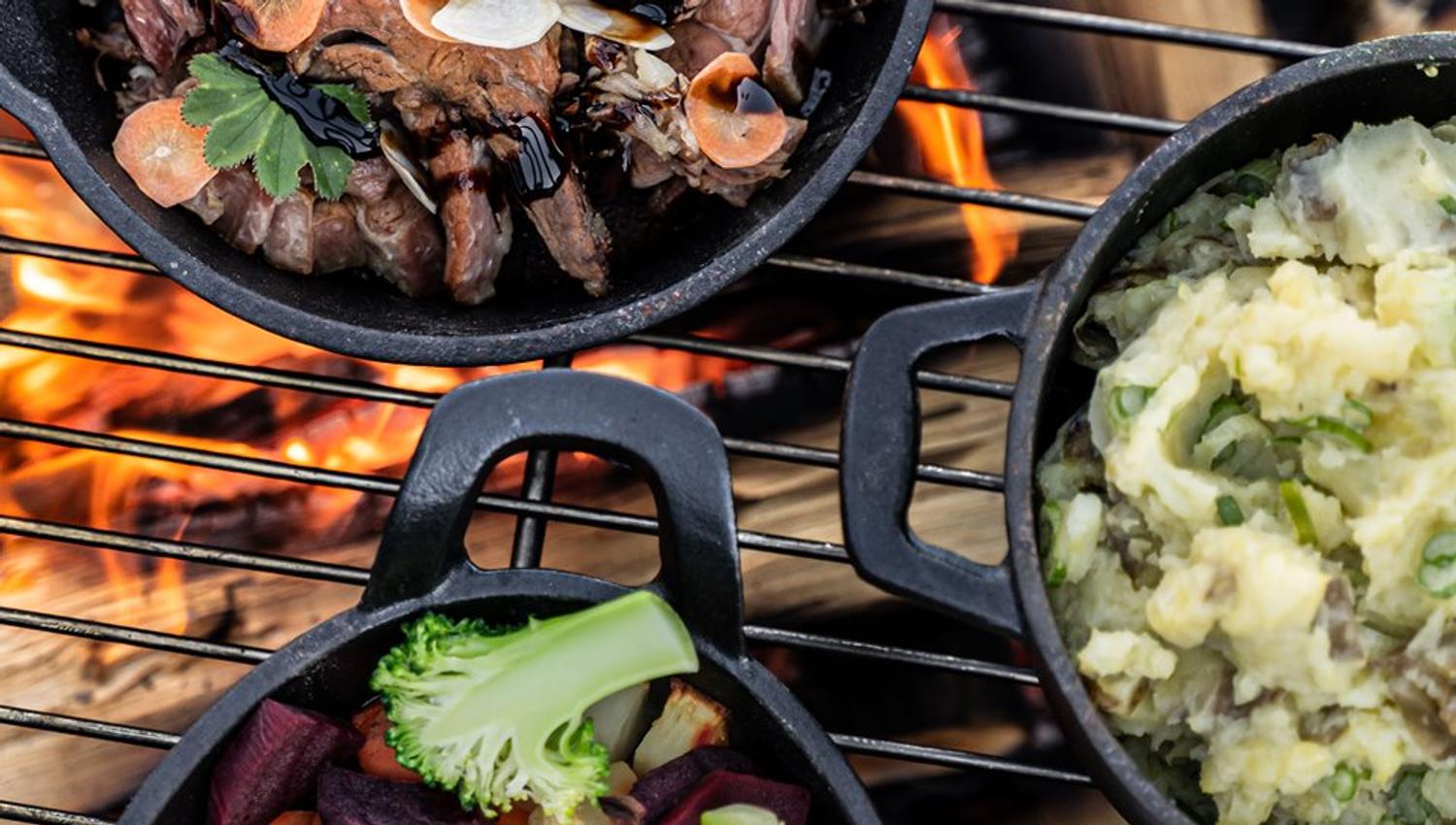 Grillrettar servert på hotellets restaurant med sesongens lokale ingrediensar.