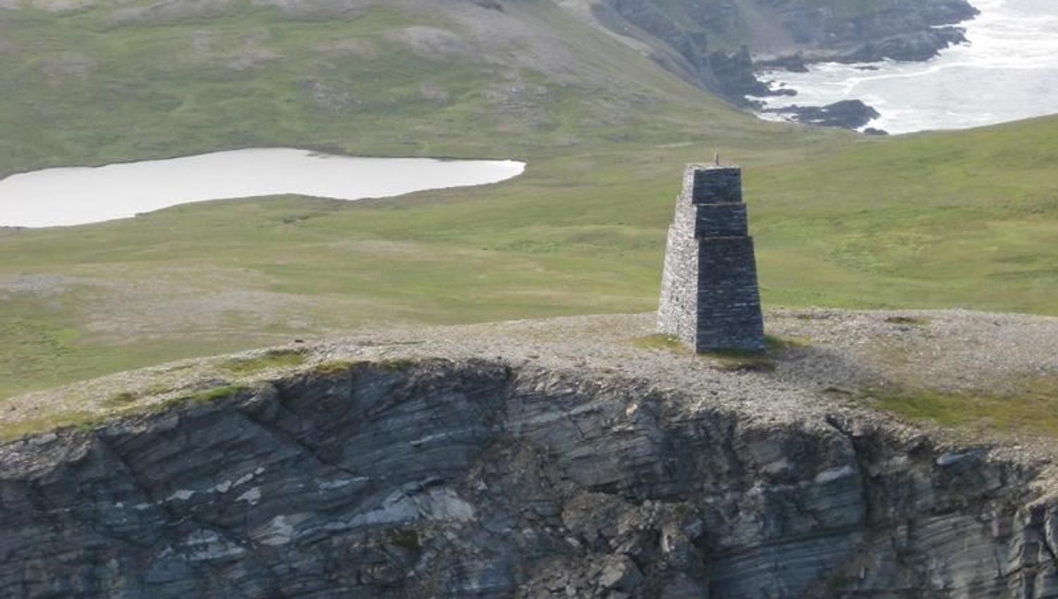 Kjøttvikvarden på Sørøya i Hammerfest kommune. Attraksjon på Sørøya på langs.
