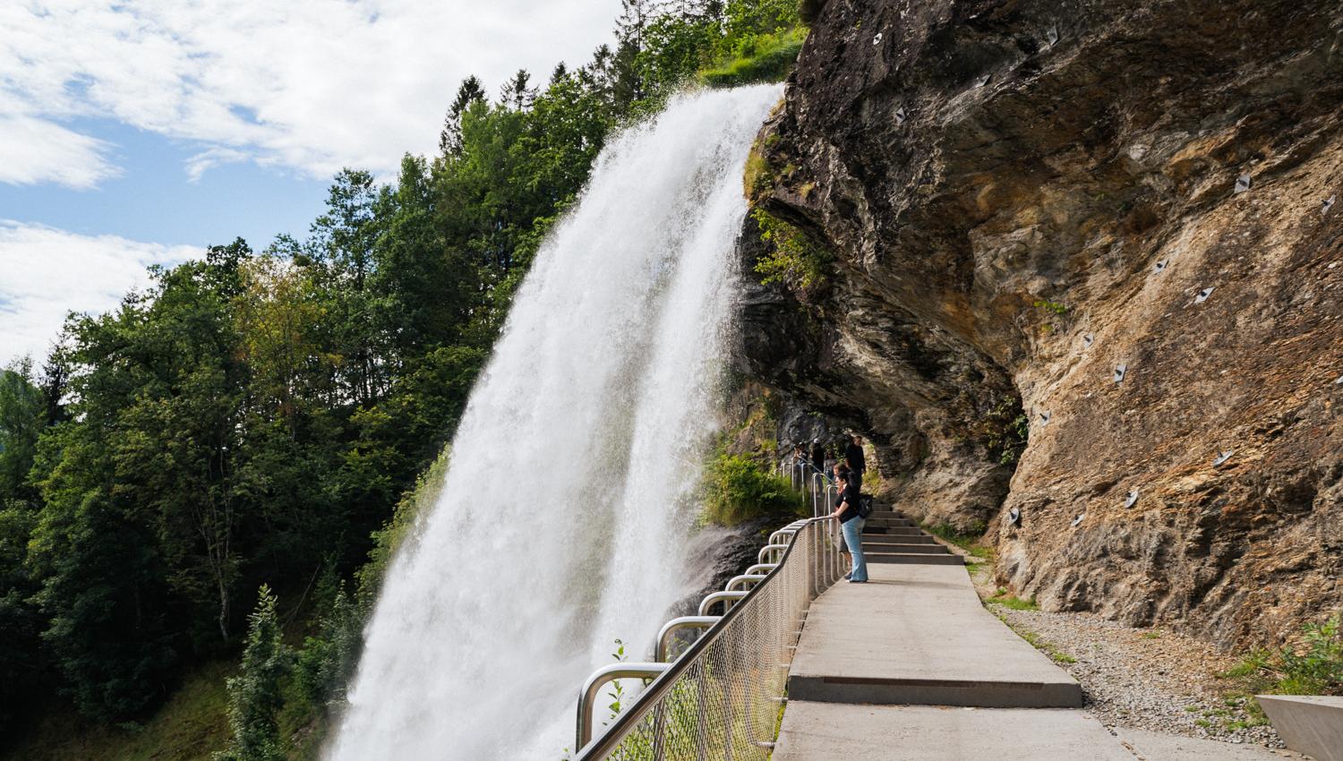 Opplev Steinsdalsfossen frå ein unik vinkel – stien bak fossen.