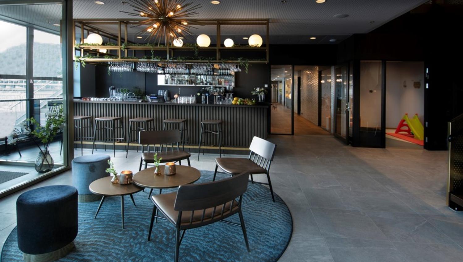 Mingleområde og bar på Mandal Hotel