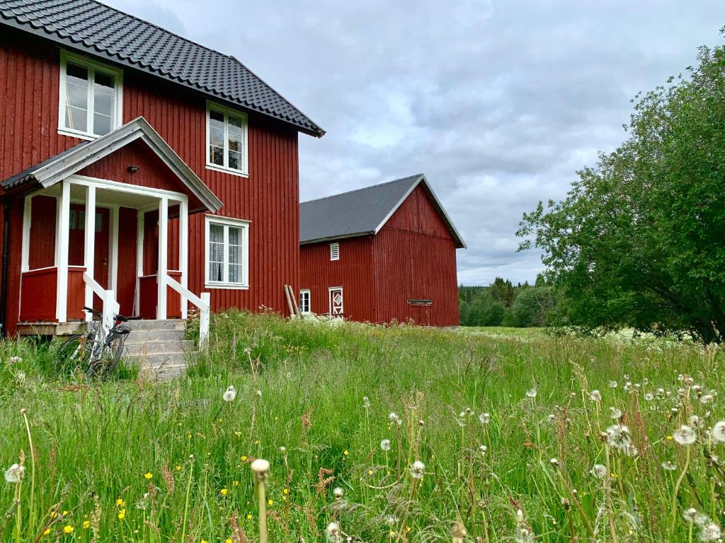 Idyllisk småbruk i Lurudalen under Landsem Gård