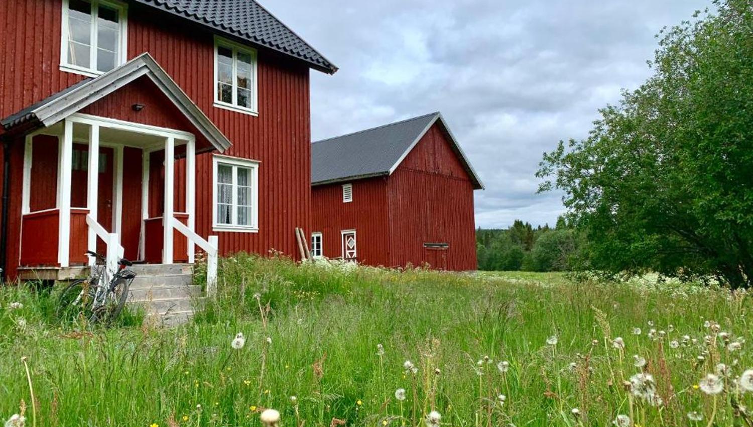 Idyllisk småbruk i Lurudalen under Landsem Gård