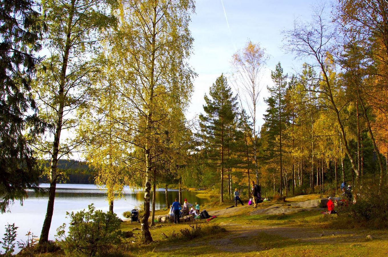 turgåere som sitter ved vannet