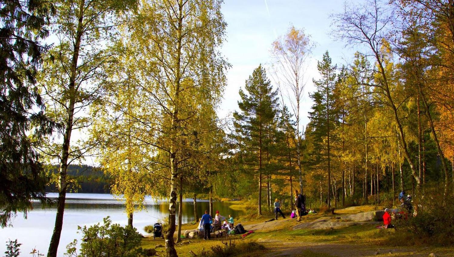 turgåere som sitter ved vannet