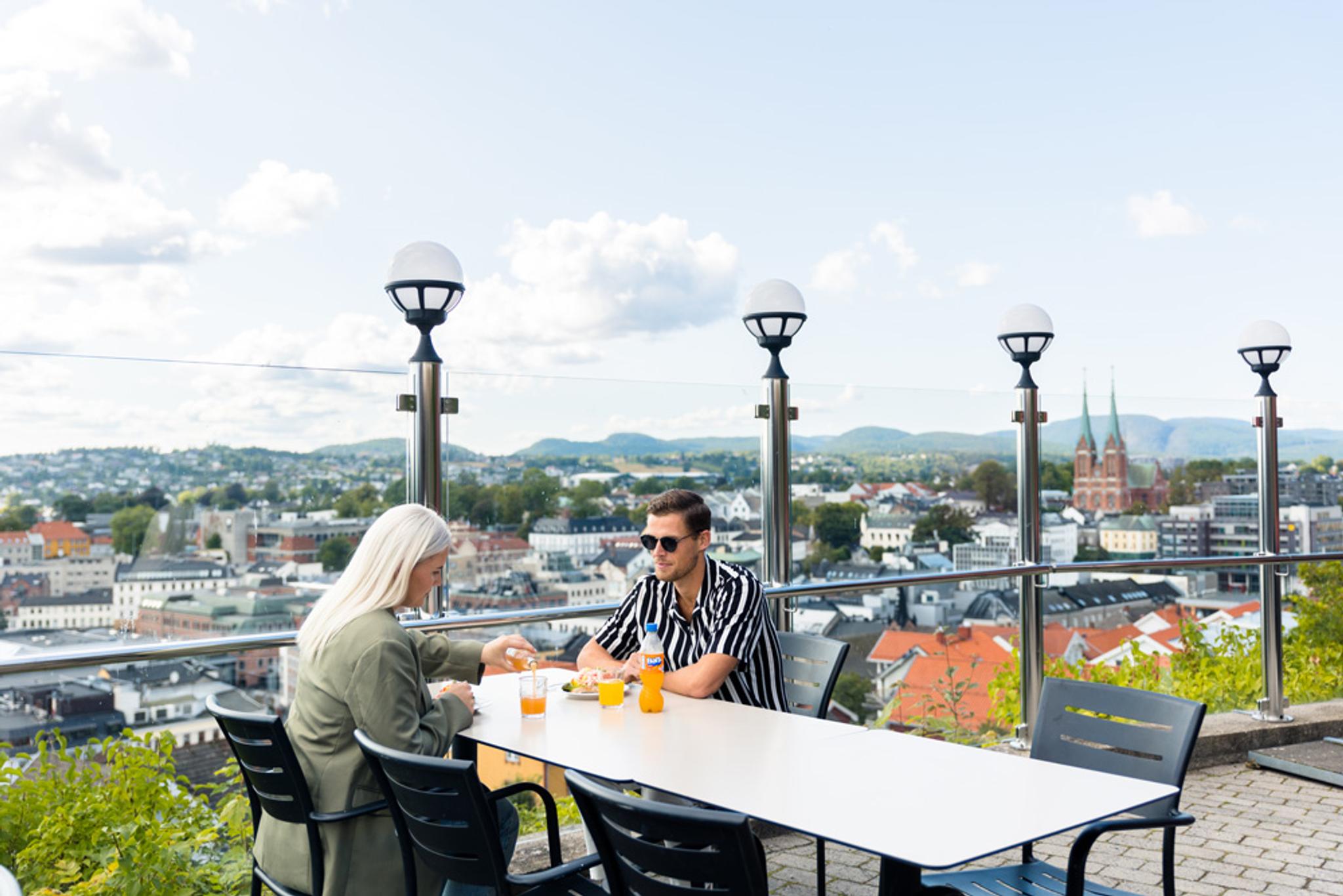 couple at Brekkeparken cafe