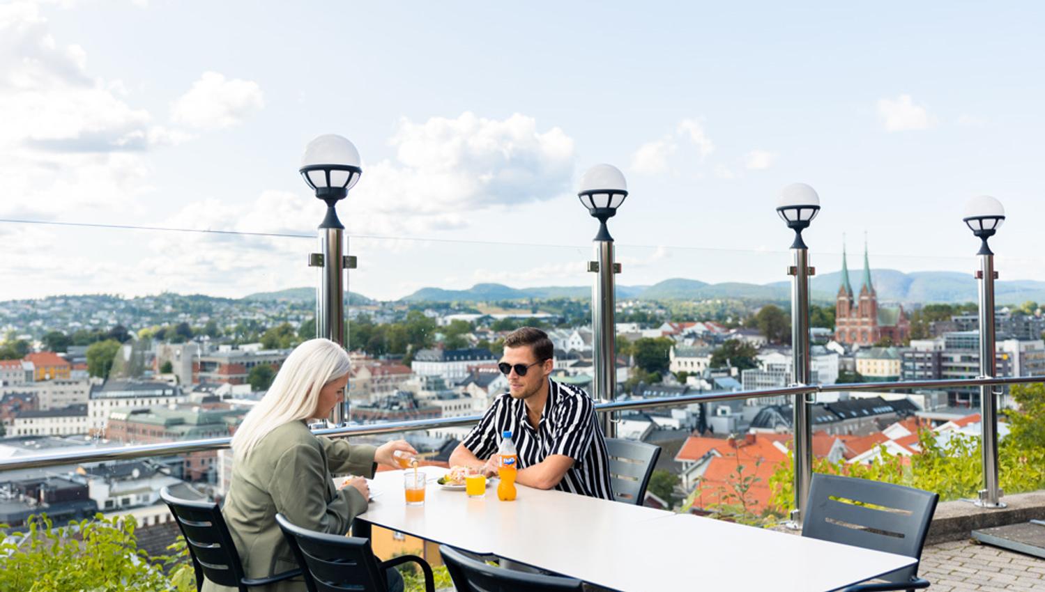 couple at Brekkeparken cafe