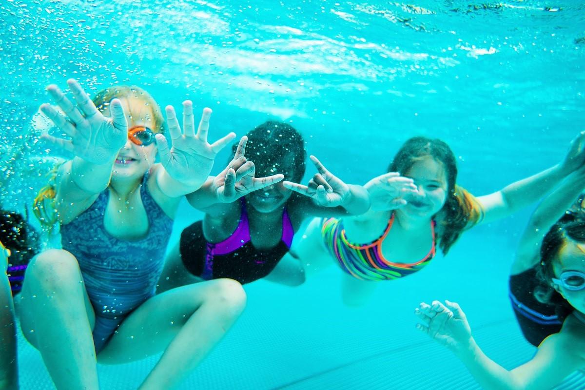 Children svimming under water