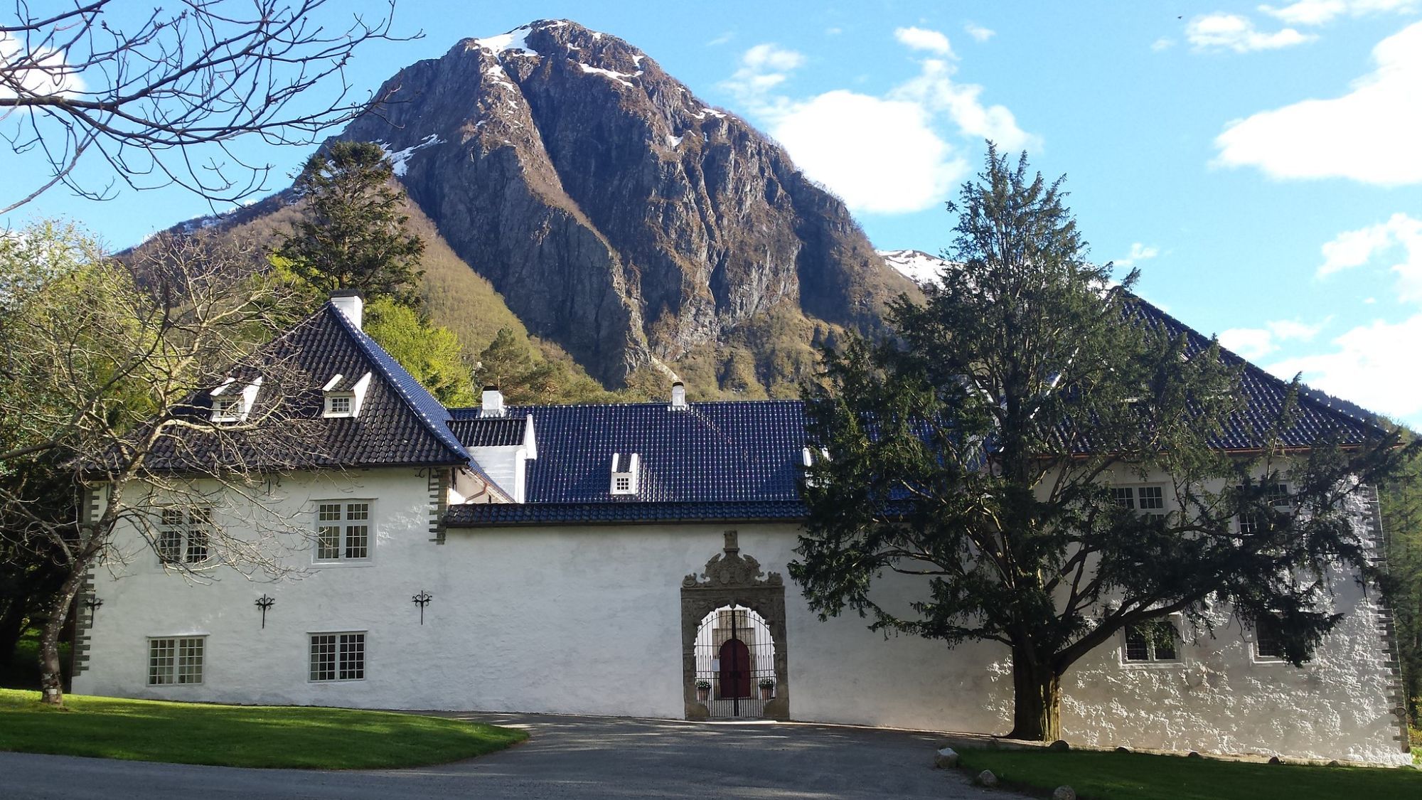 Baroniet Rosendal ligg flott til i Rosendal, mest ved foten av Malmangernuten.