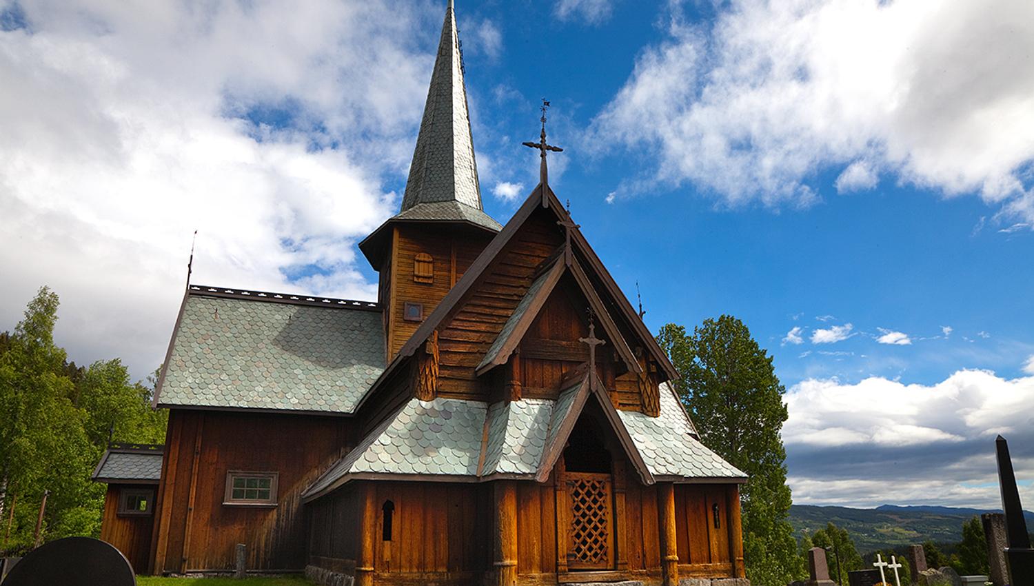 Hedalen stavkirke en sommerdag.