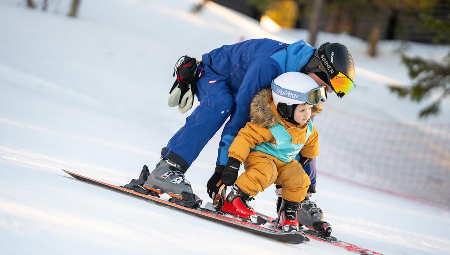 far lærer barn å stå på ski