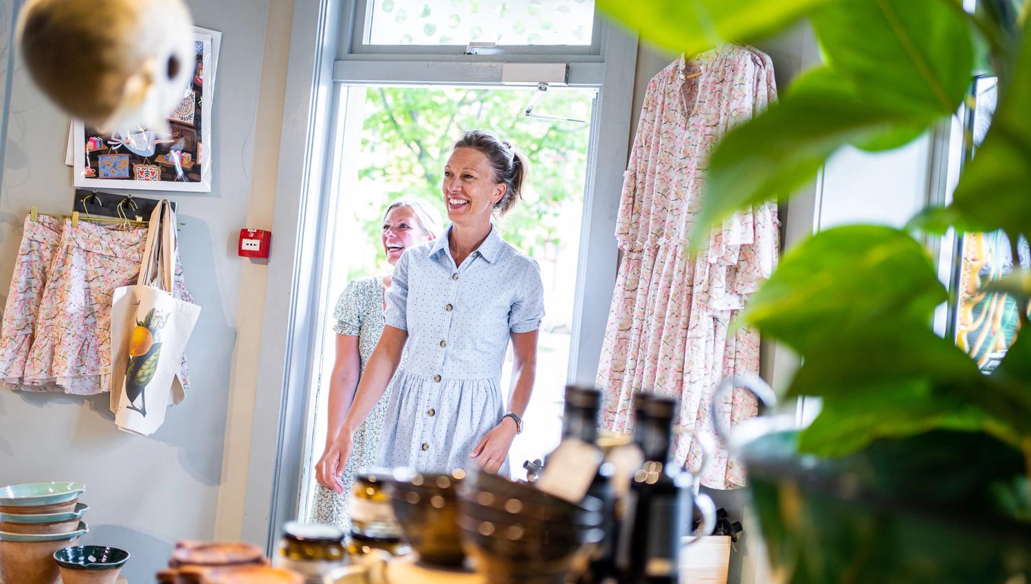 to kvinner på vei inn i en butikk