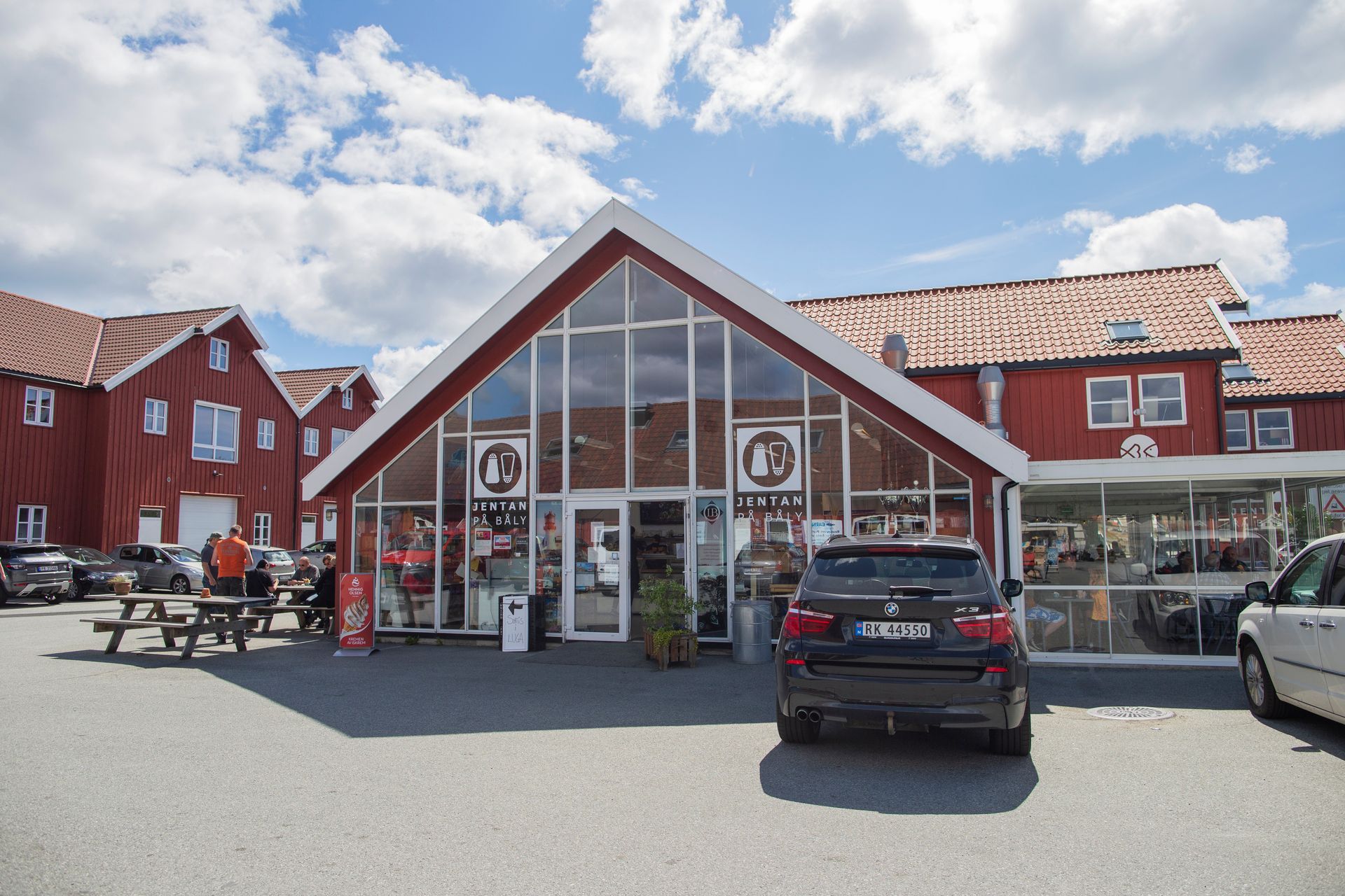 Fasade til Jentan på Båly, hele fasaden er av glass med hvite karmer.