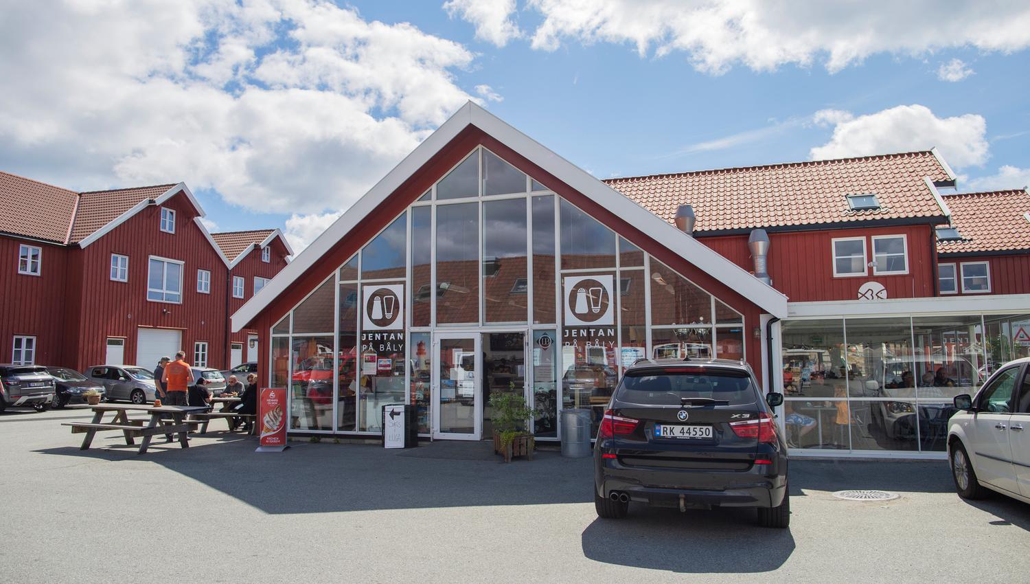 Fasade til Jentan på Båly, hele fasaden er av glass med hvite karmer.