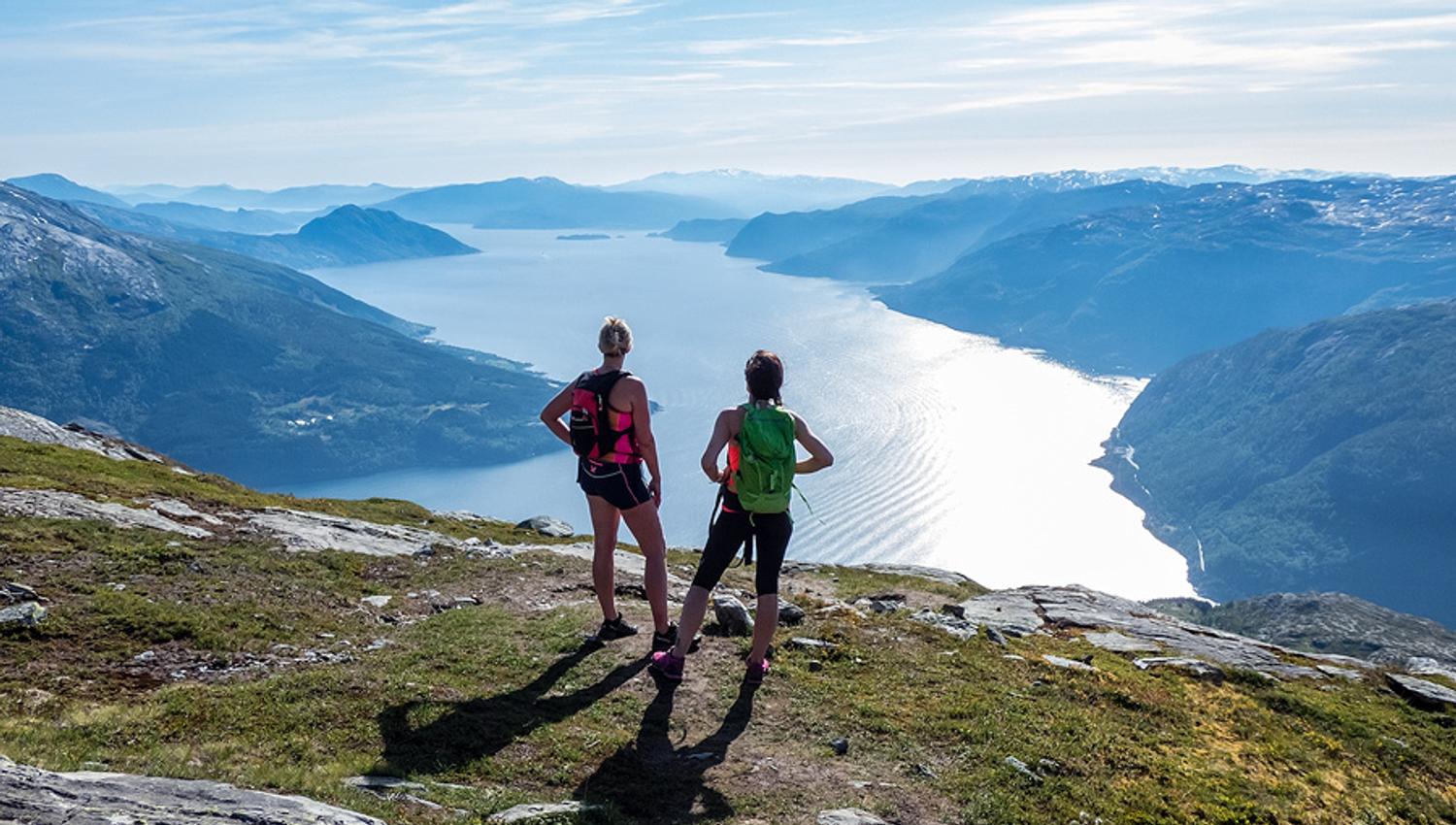 Turgåarar på toppen av fjellet med panoramautsikt over Hardangerfjorden.