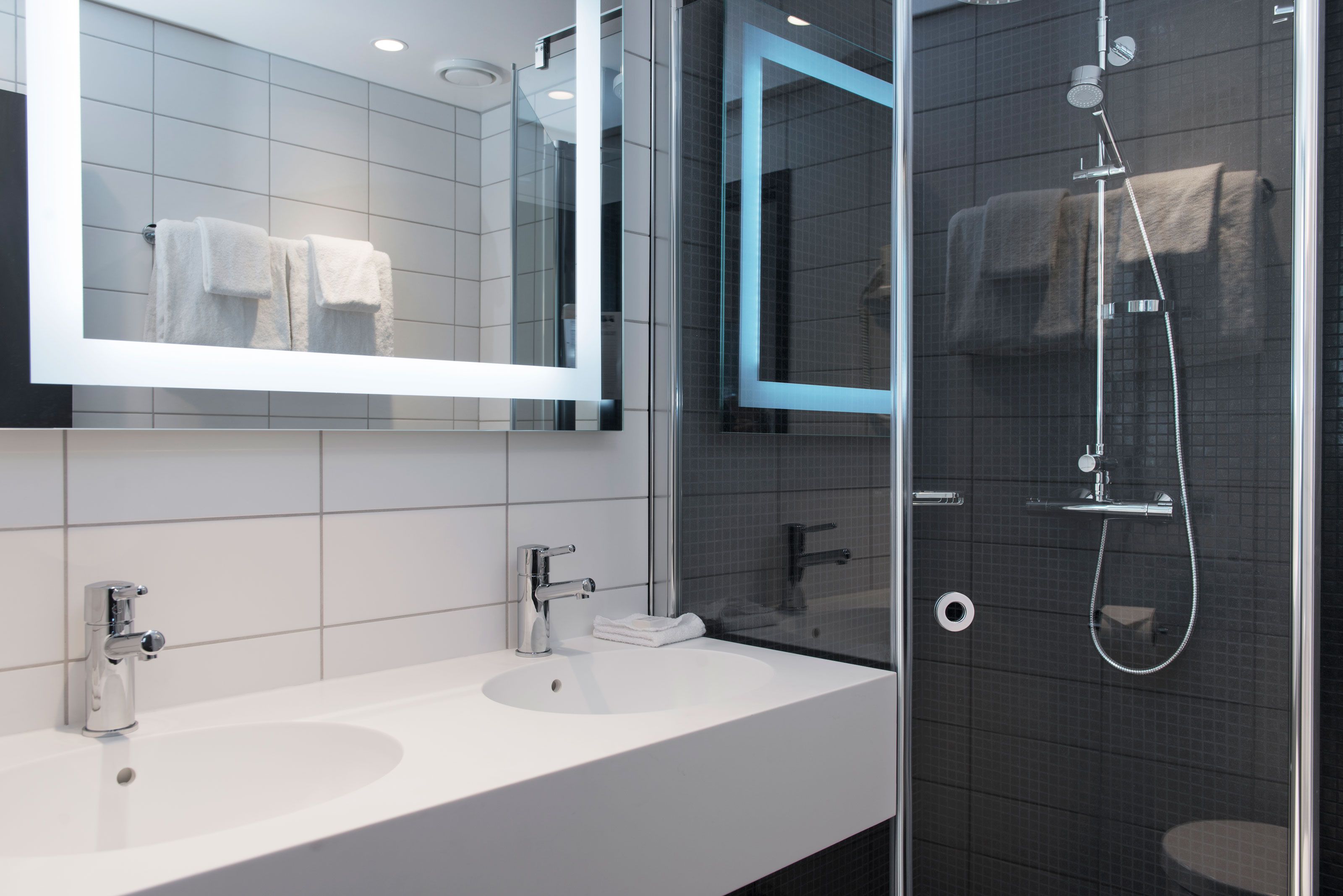 moderne baderom med to vasker og en dusj