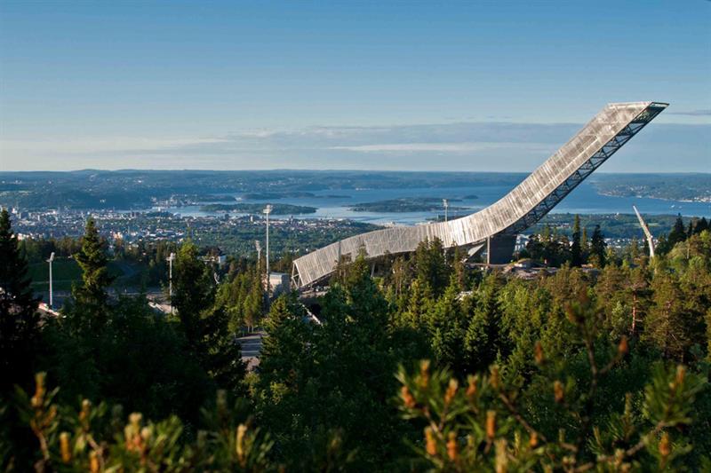 Holmenkollen hoppbakke med skog rundt.