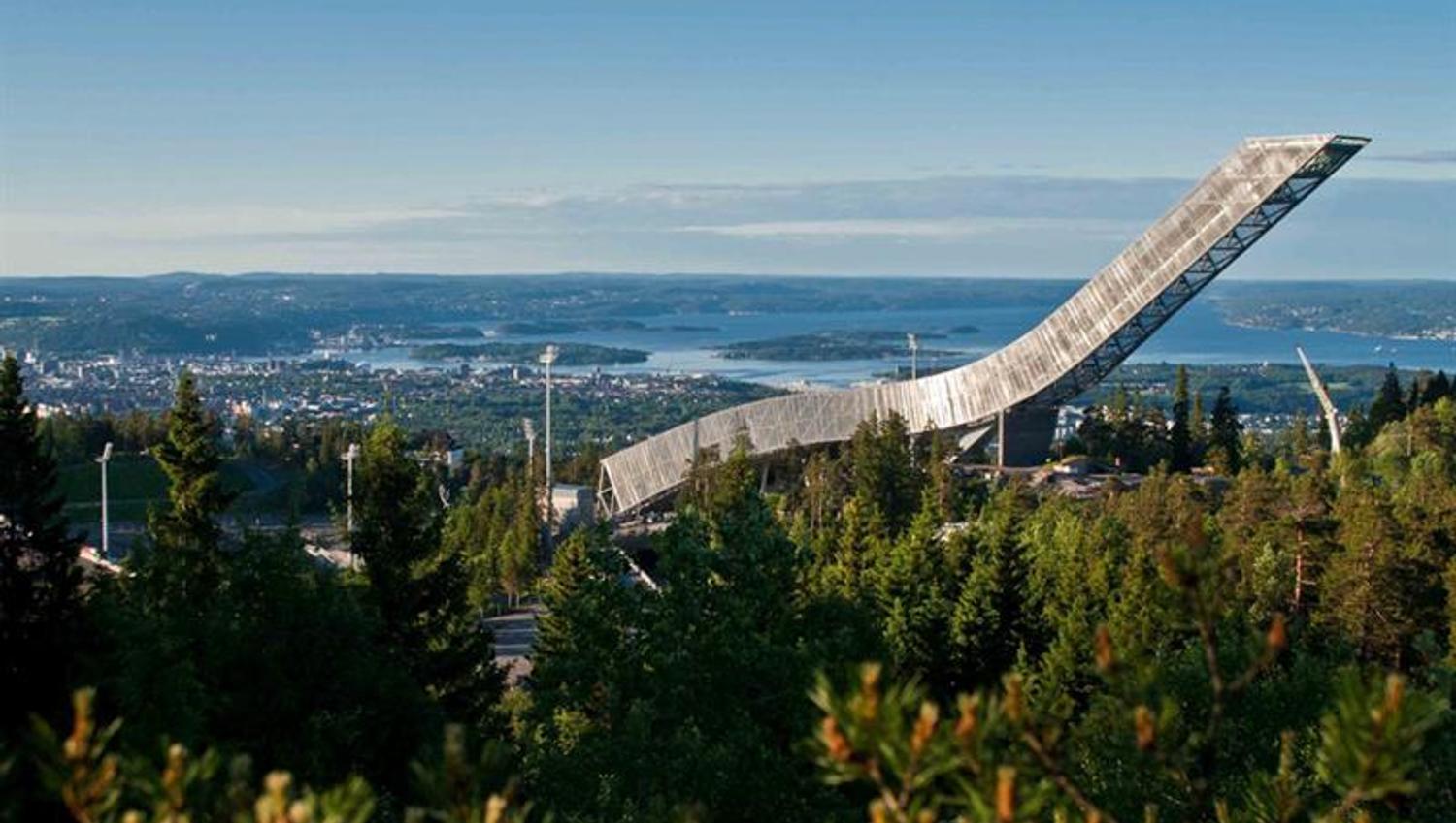 Holmenkollen hoppbakke med skog rundt.
