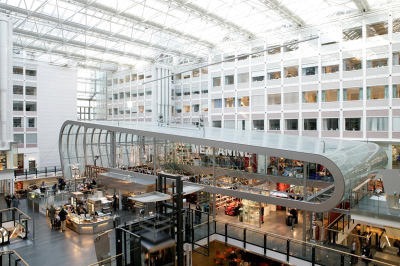oslo City fra innsiden: trapper, butikker og serveringssteder, mennesker og heis