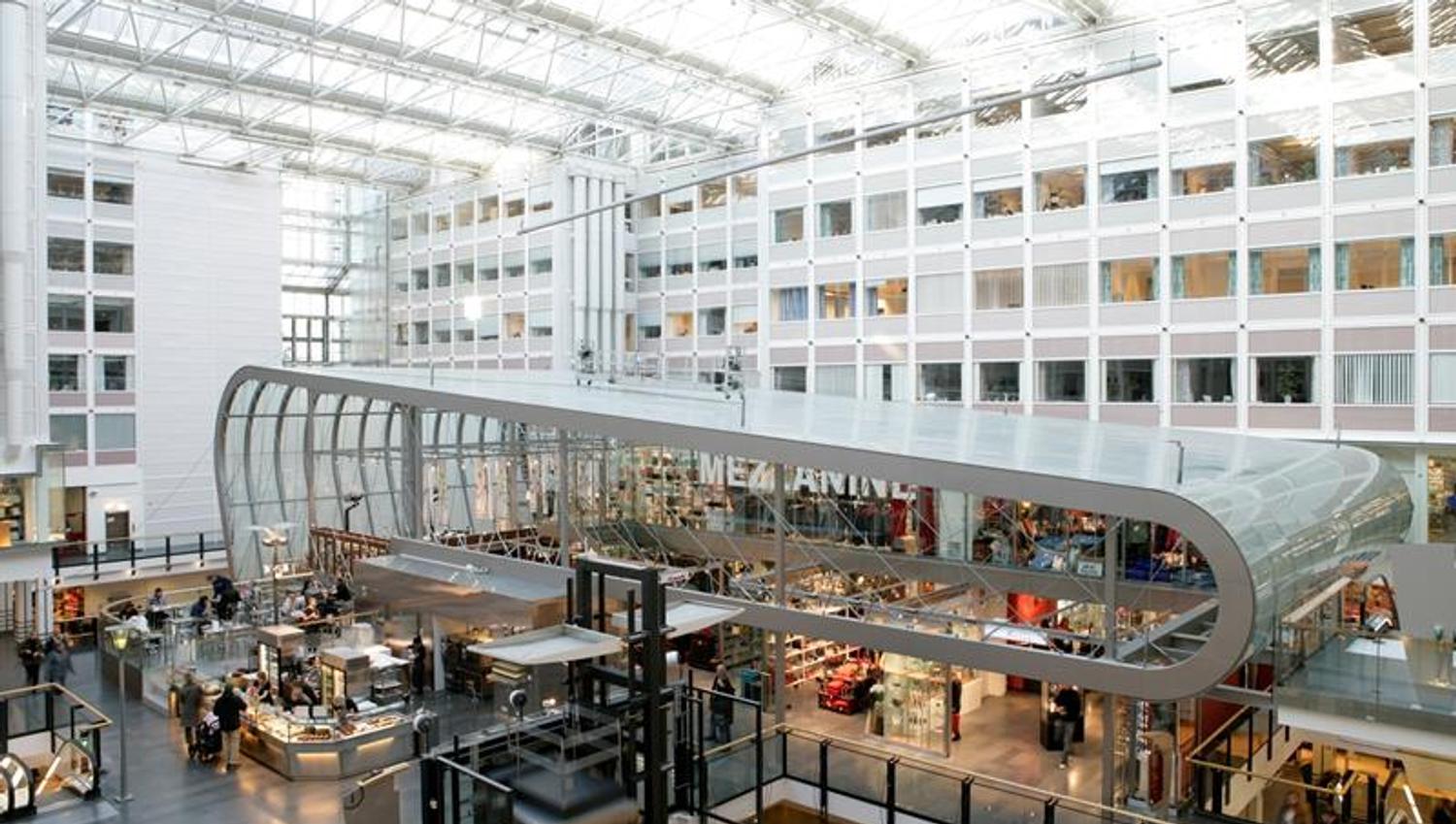 oslo City fra innsiden: trapper, butikker og serveringssteder, mennesker og heis