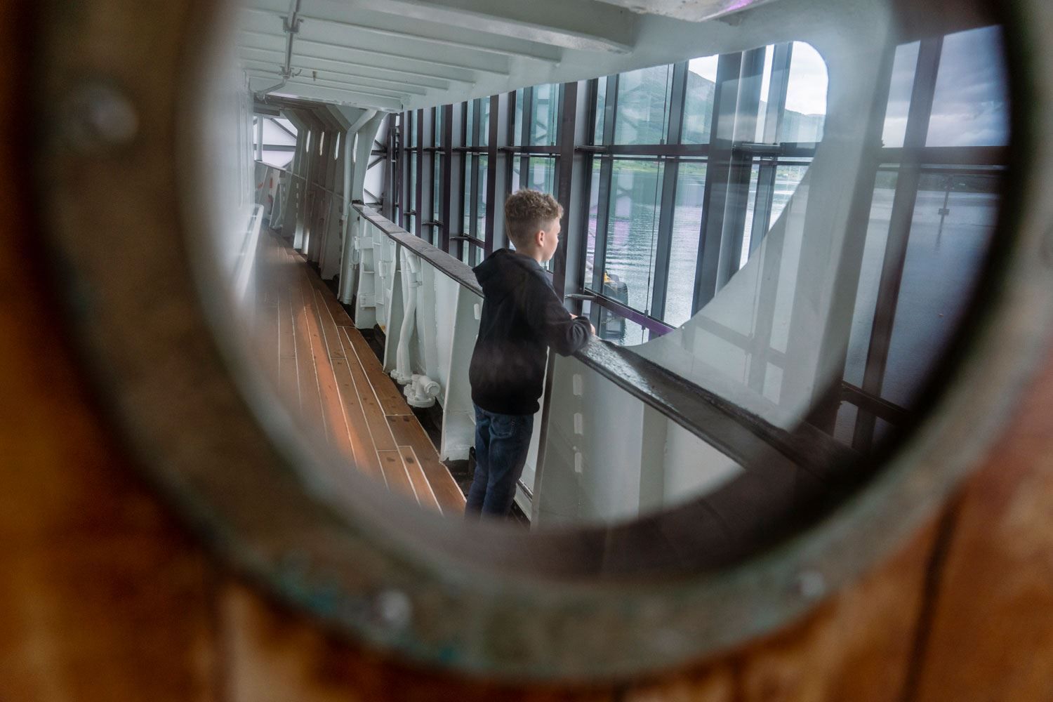 Gut står på dekket på MS Finnmarken og ser ut