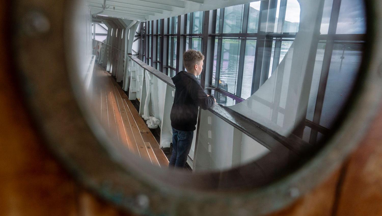 Gut står på dekket på MS Finnmarken og ser ut