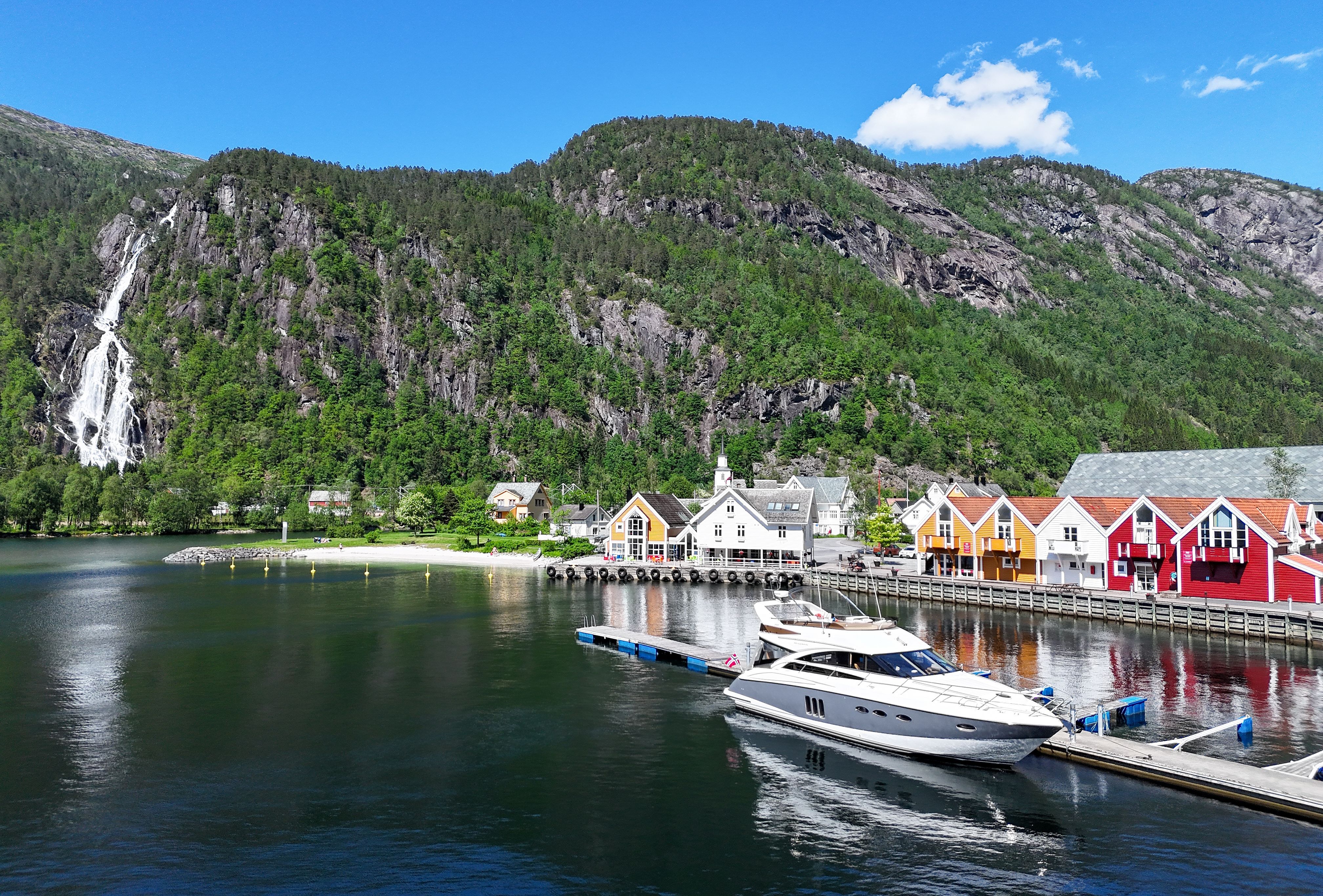 The yacht docked in Mo