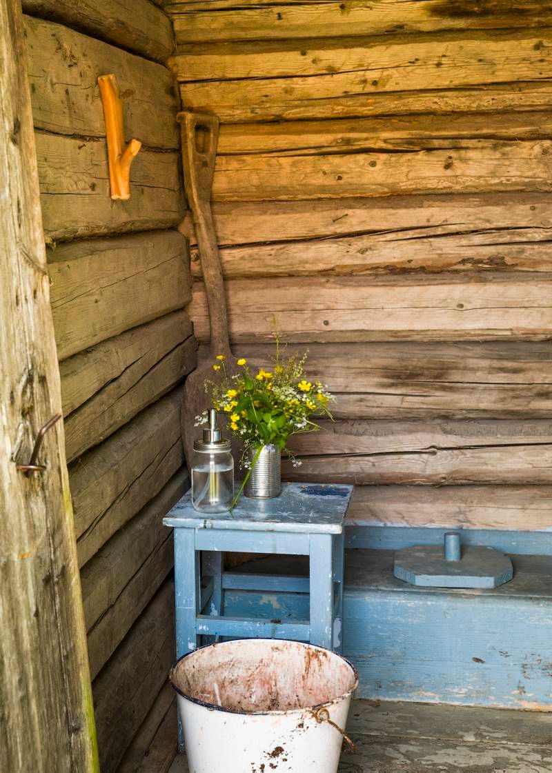 en utedo pyntet med blomster