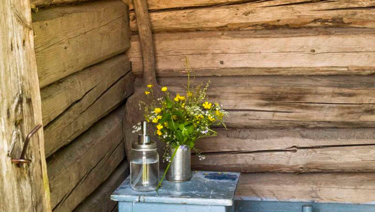 en utedo pyntet med blomster