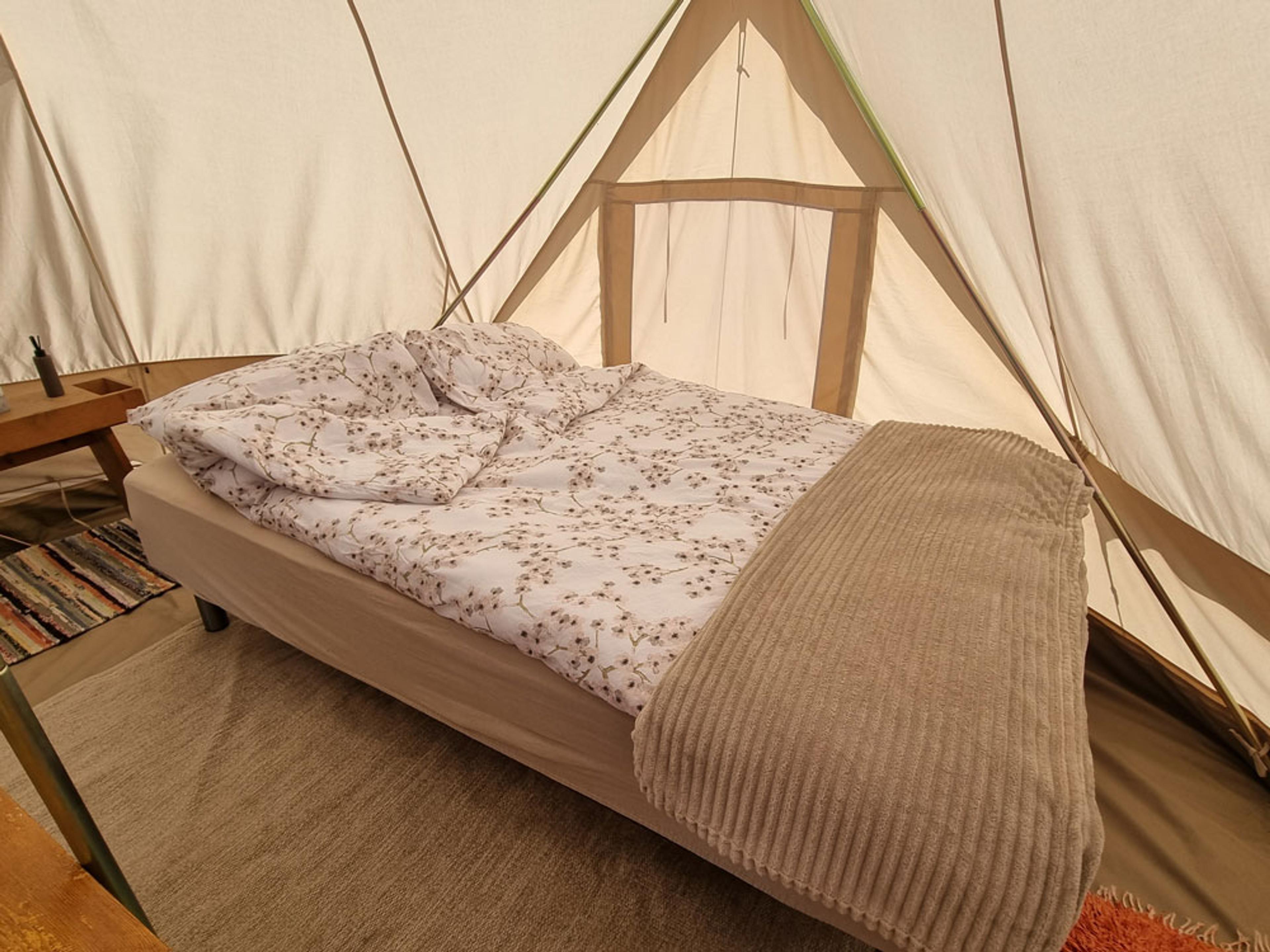 Lunde_sommer_seng-glampingtelt-hos-Svenseid-Alpakka_1000x750