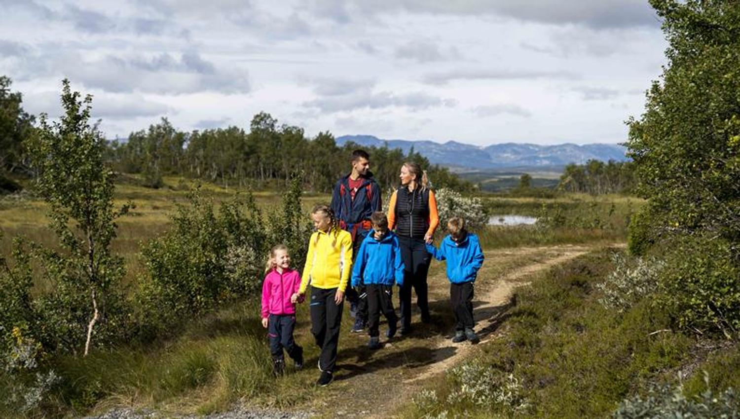 Familie på tur i Oldemorstien