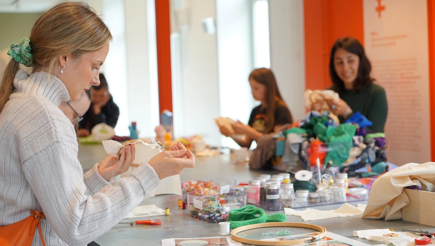 Flere gjester som er med på et verksted