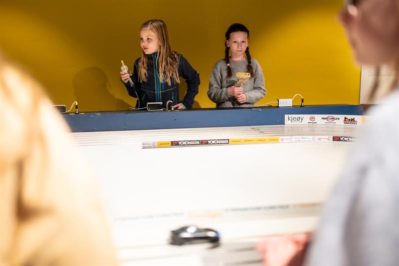 Flere barn i utstillingen "Modeller og miniatyrer"