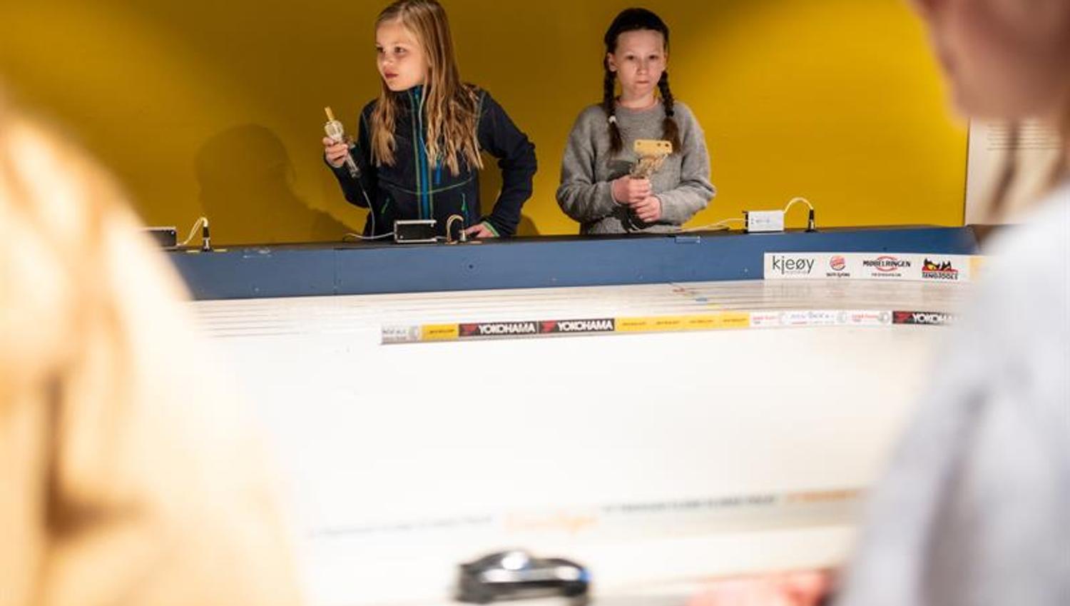 Flere barn i utstillingen "Modeller og miniatyrer"