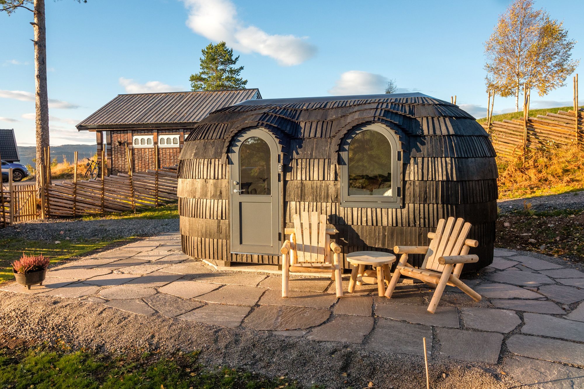 liten hytte med 2 stoler foran