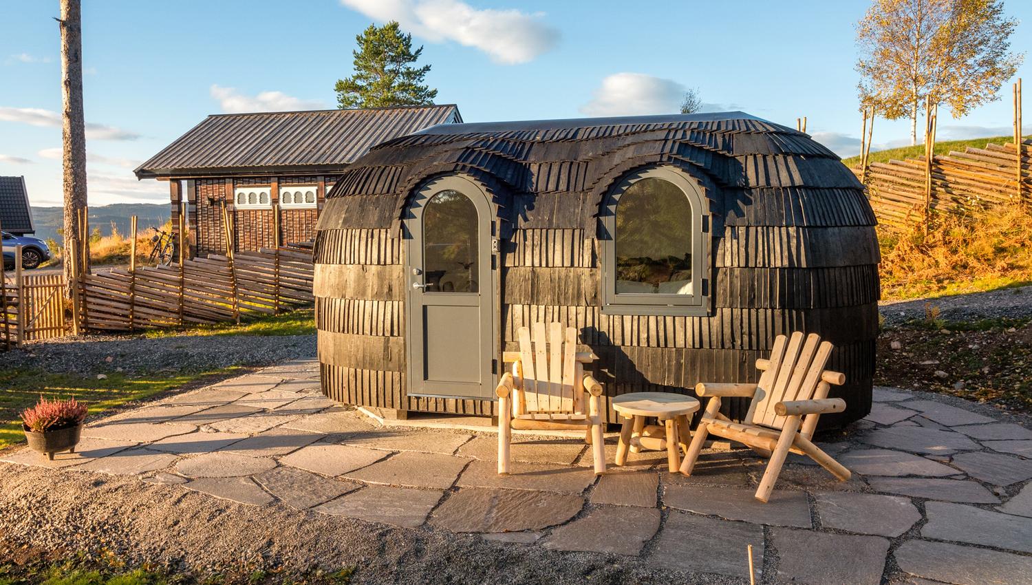 liten hytte med 2 stoler foran