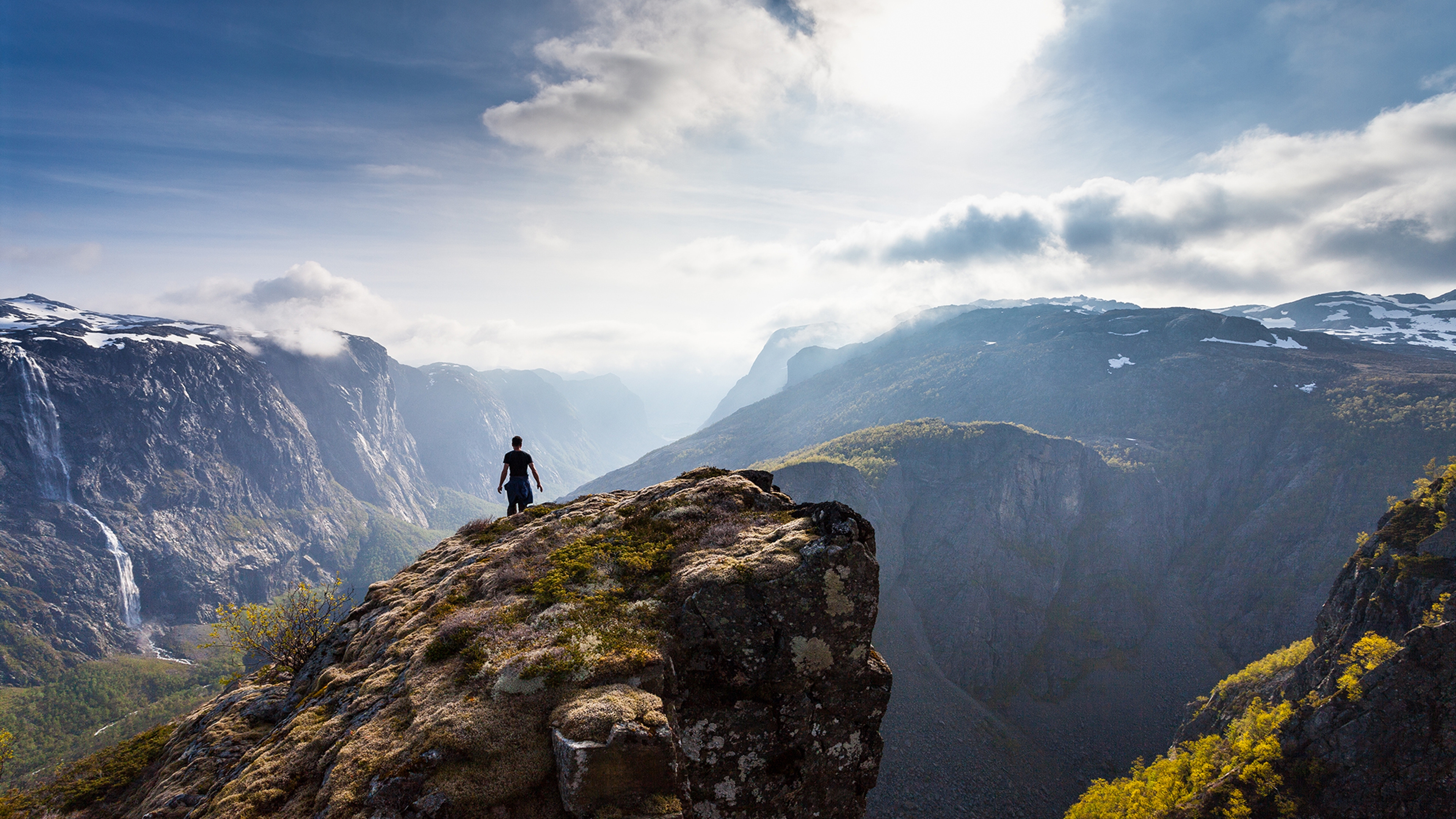 Person på klippformation nära Fossjuvet i Forsand, Vestlandet