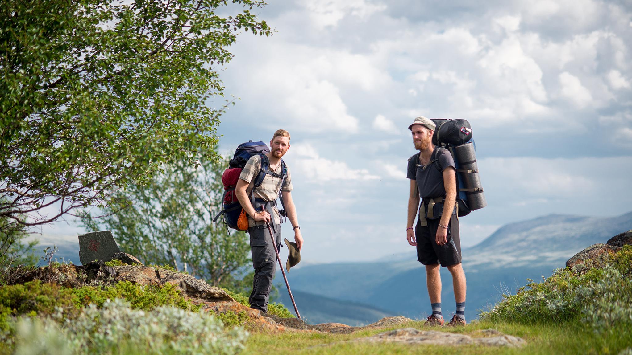 To menn med ryggsekker på en pilgrimstur over Dovrefjell