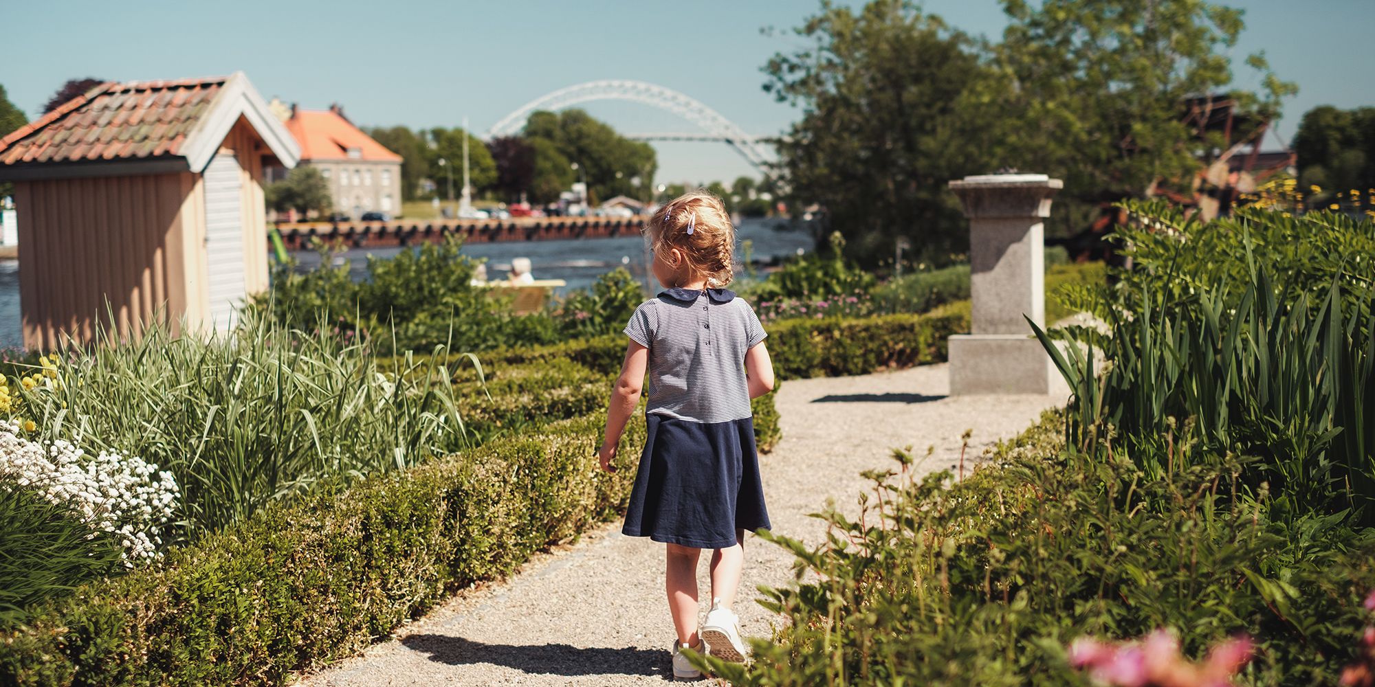En flicka i en trädgård på ön Isegran i Fredrikstad i regionen Østlandet (östra Norge)