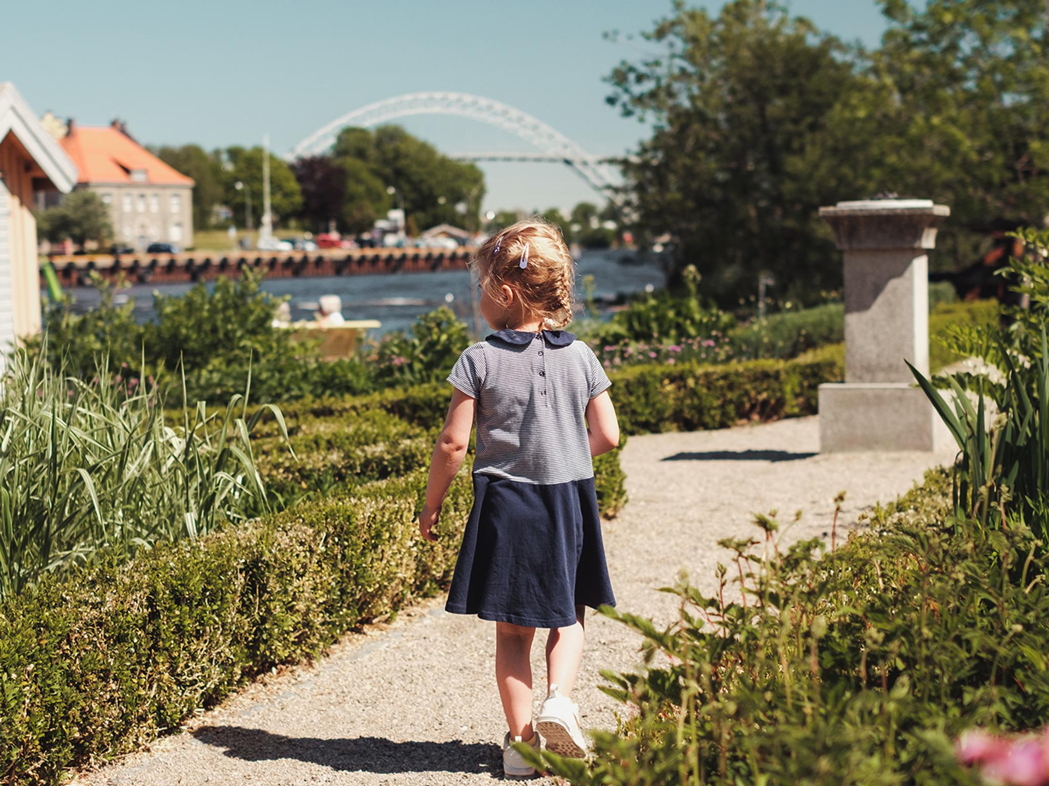 En flicka i en trädgård på ön Isegran i Fredrikstad i regionen Østlandet (östra Norge)