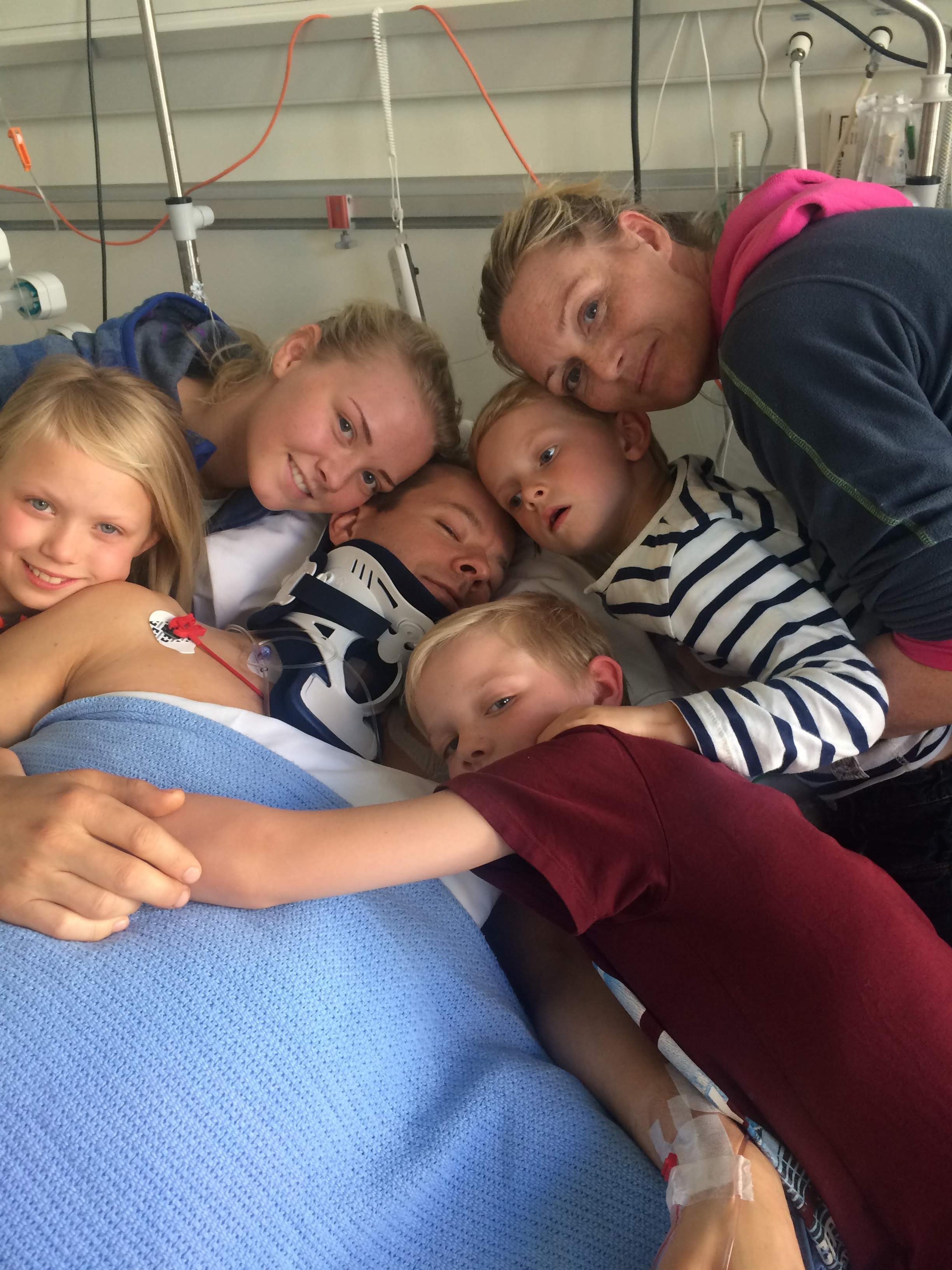 Sigurd Groven with his family at the hospital after the bike accident in 2015