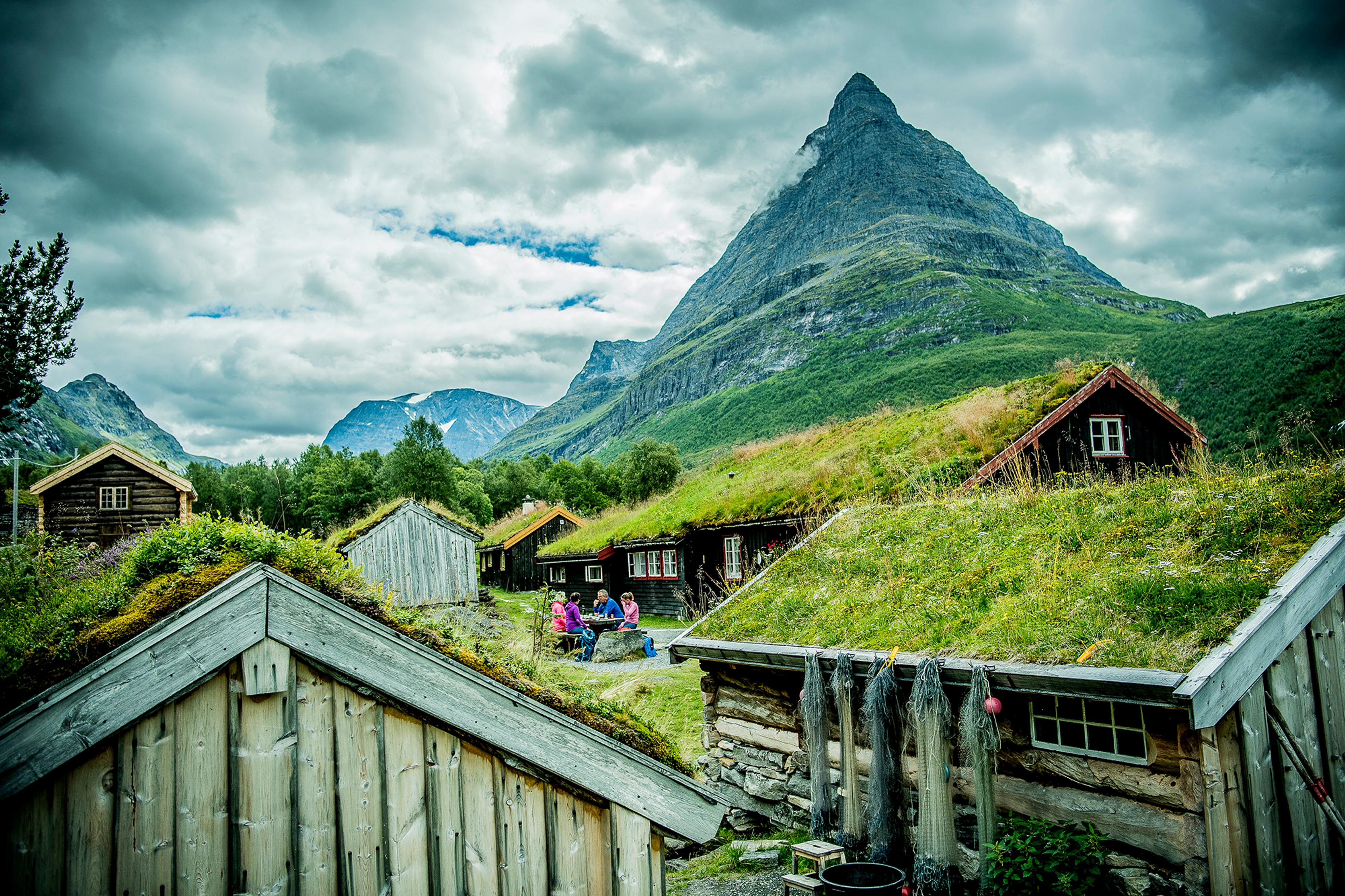 Halmtak på Renndølsetra i Innerdalen i Nordvest, Fjord Norge