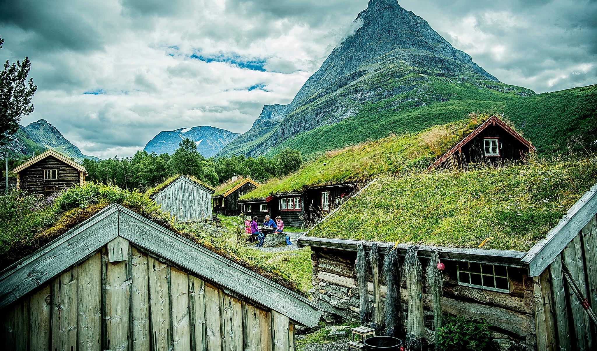 Halmtak på Renndølsetra i Innerdalen i Nordvest, Fjord Norge