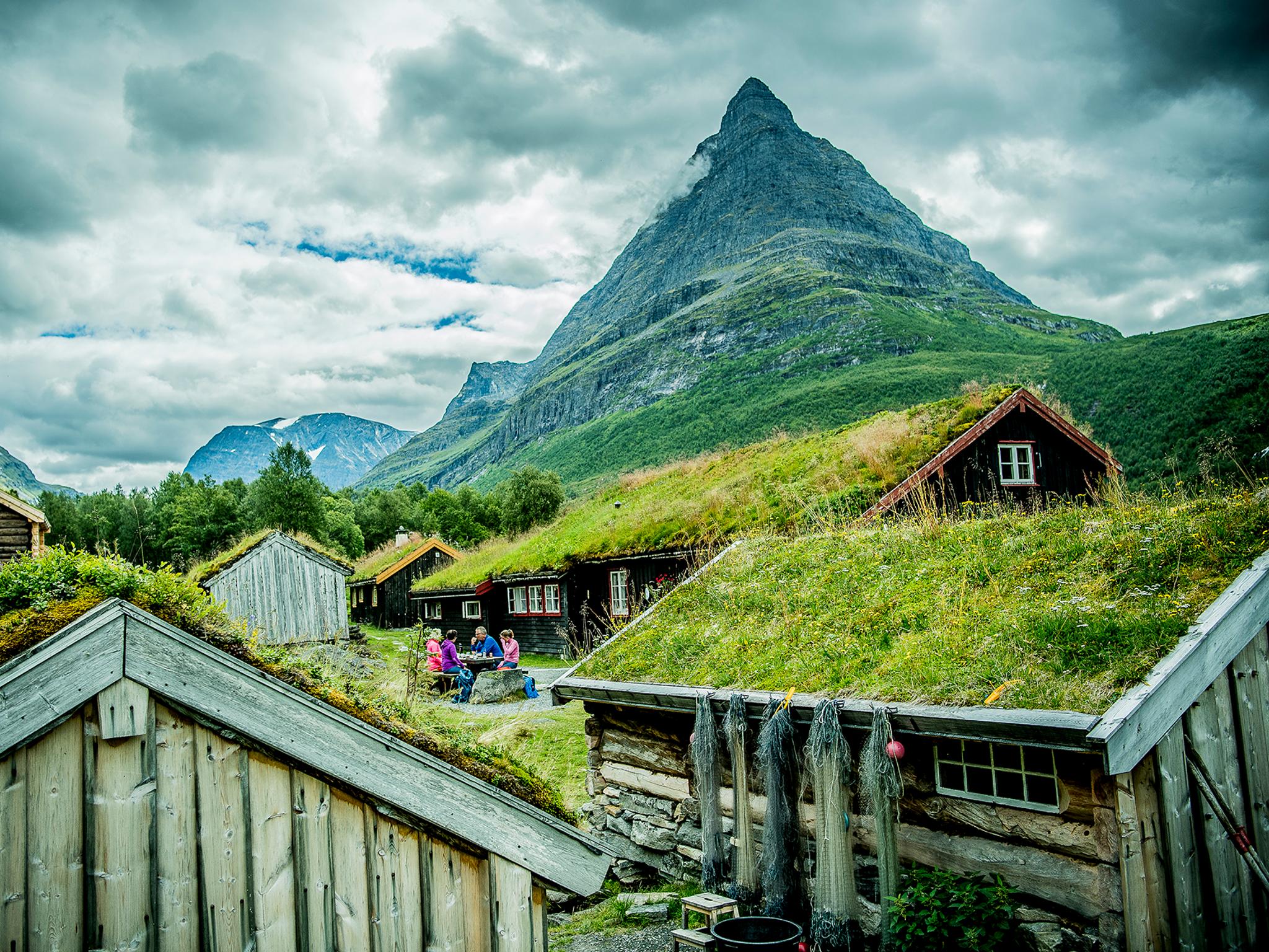 Strohgedeckte Häuser in Renndølsetra im Innerdalen im Nordwesten, Fjord Norwegen
