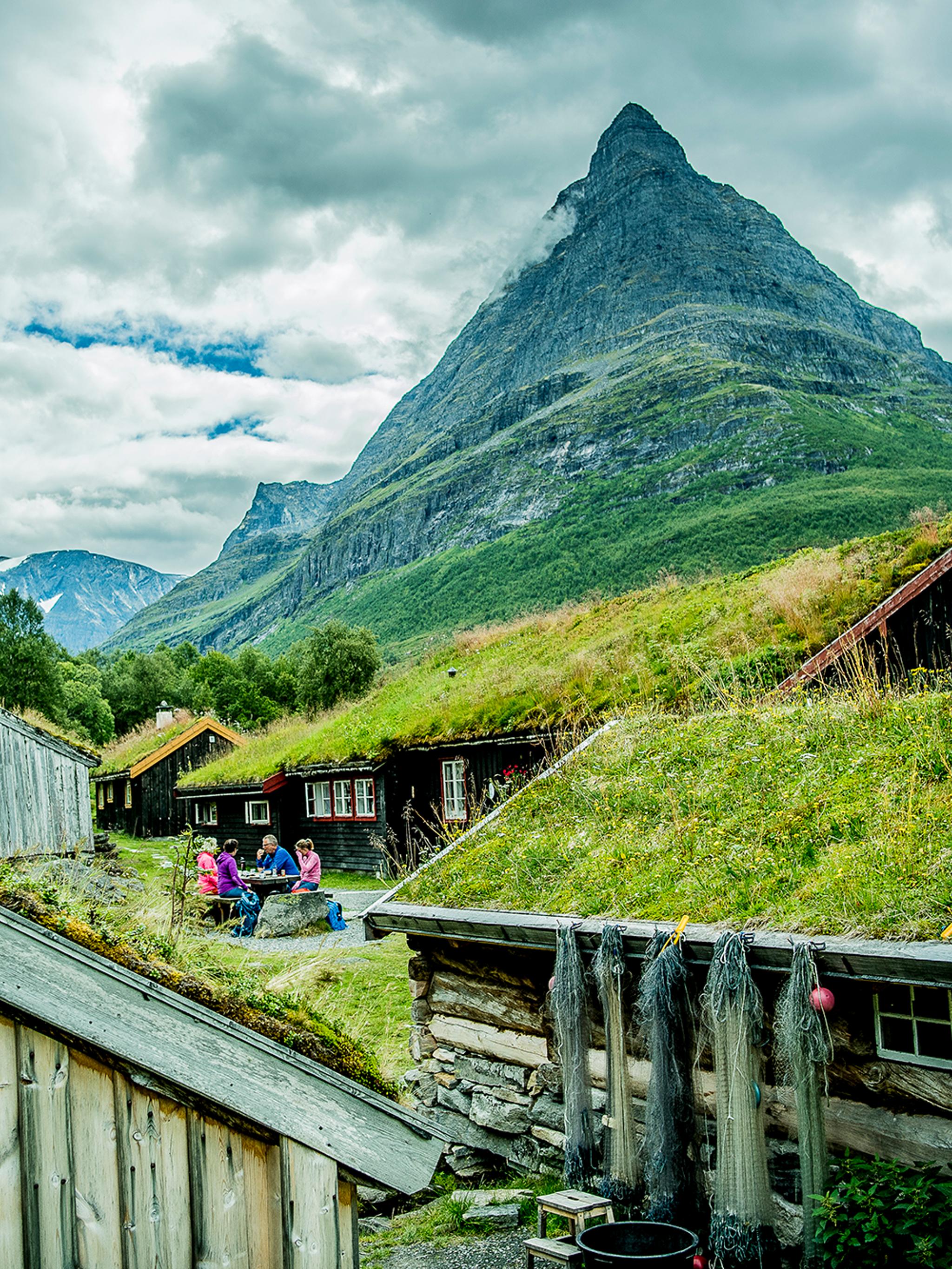 Halmtak på Renndølsetra i Innerdalen i Nordvest, Fjord Norge