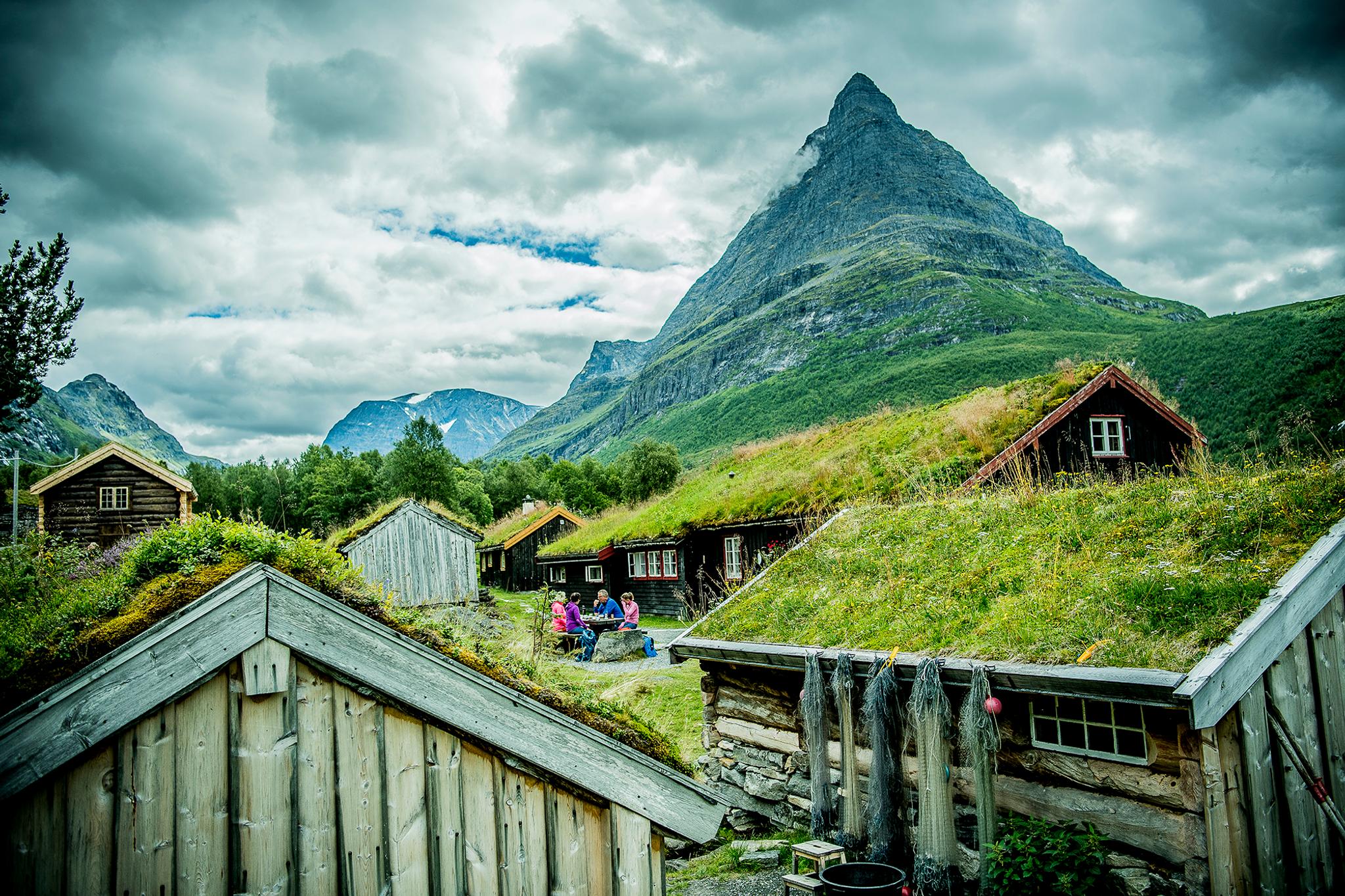 Halmtak på Renndølsetra i Innerdalen i Nordvest, Fjord Norge