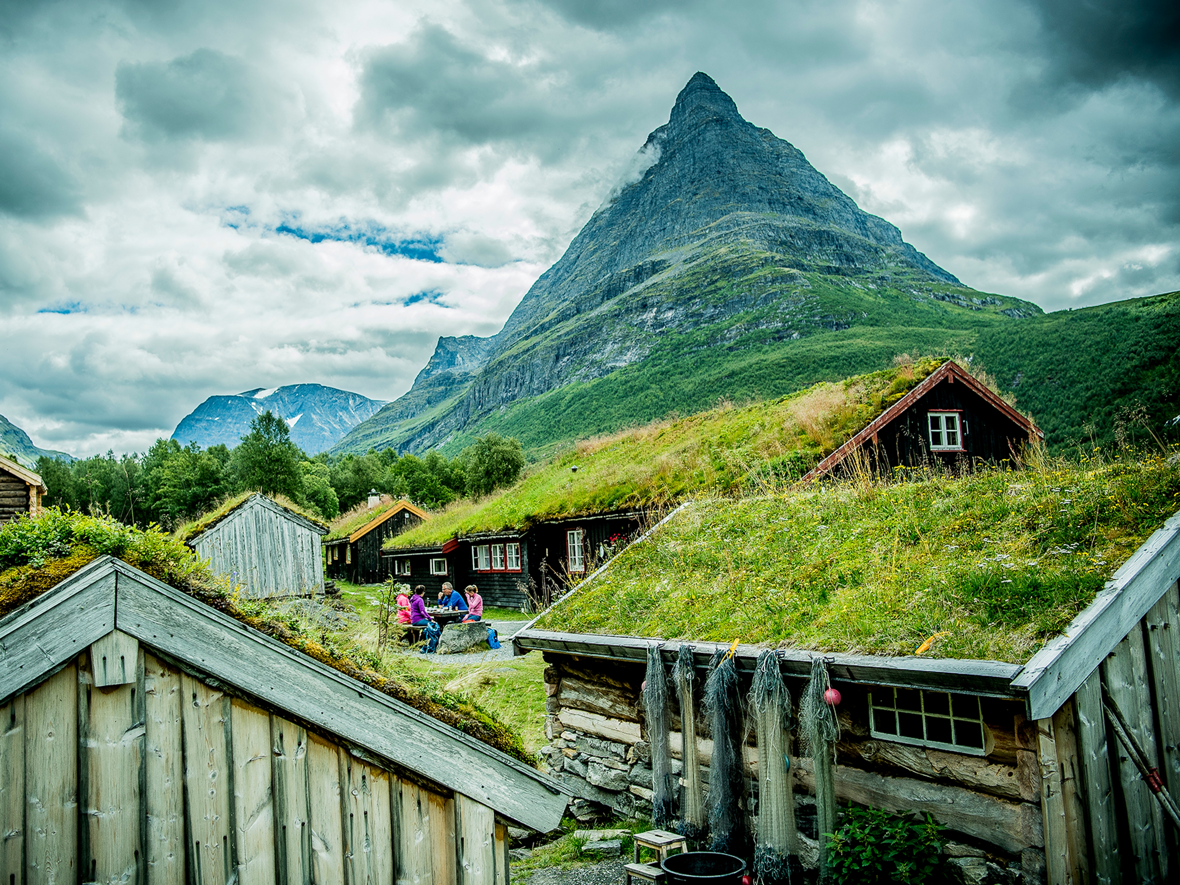 Strohgedeckte Häuser in Renndølsetra im Innerdalen im Nordwesten, Fjord Norwegen