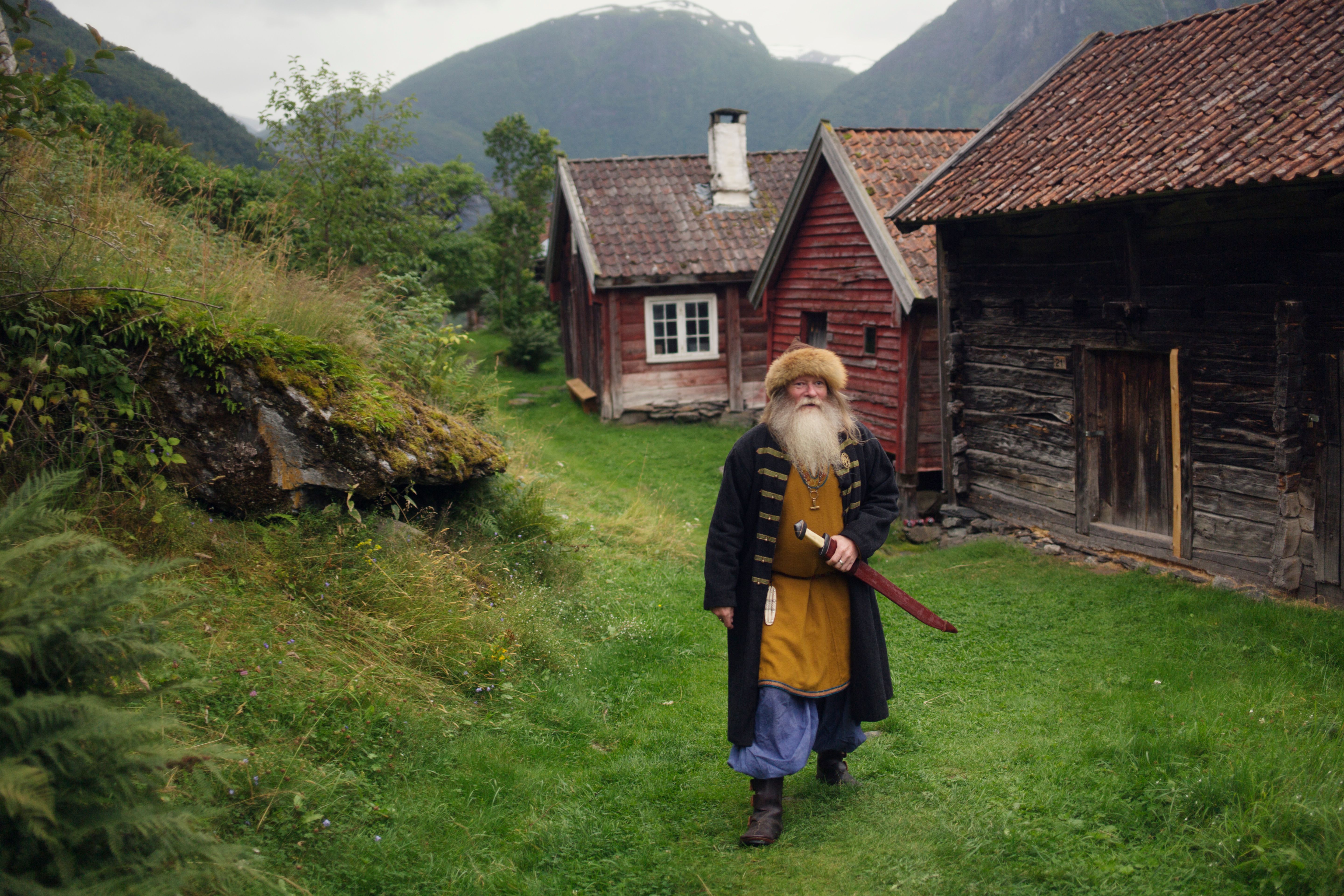 Olafr Reydarsson walking around the houses of Gudvangen