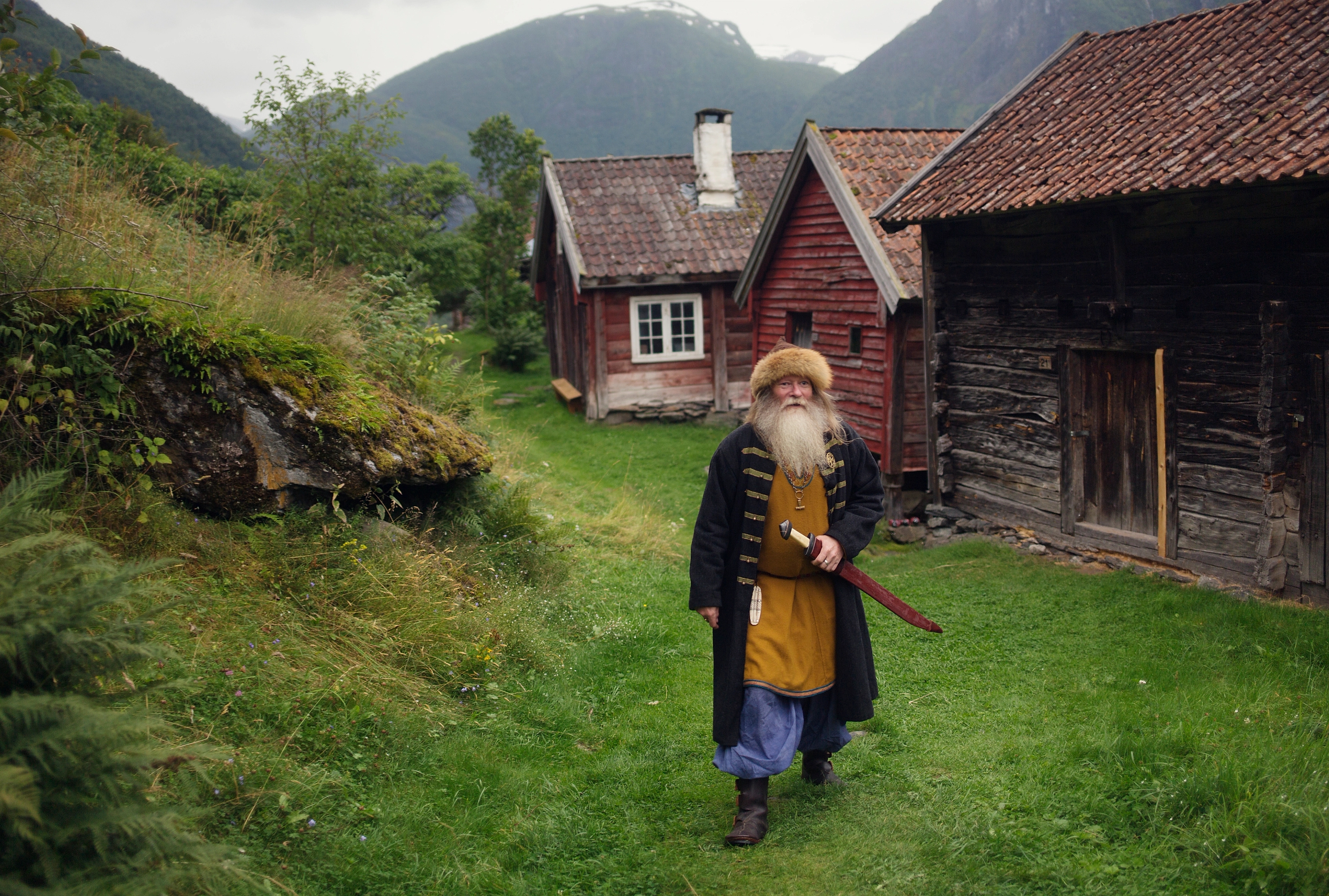 Olafr Reydarsson walking around the houses of Gudvangen