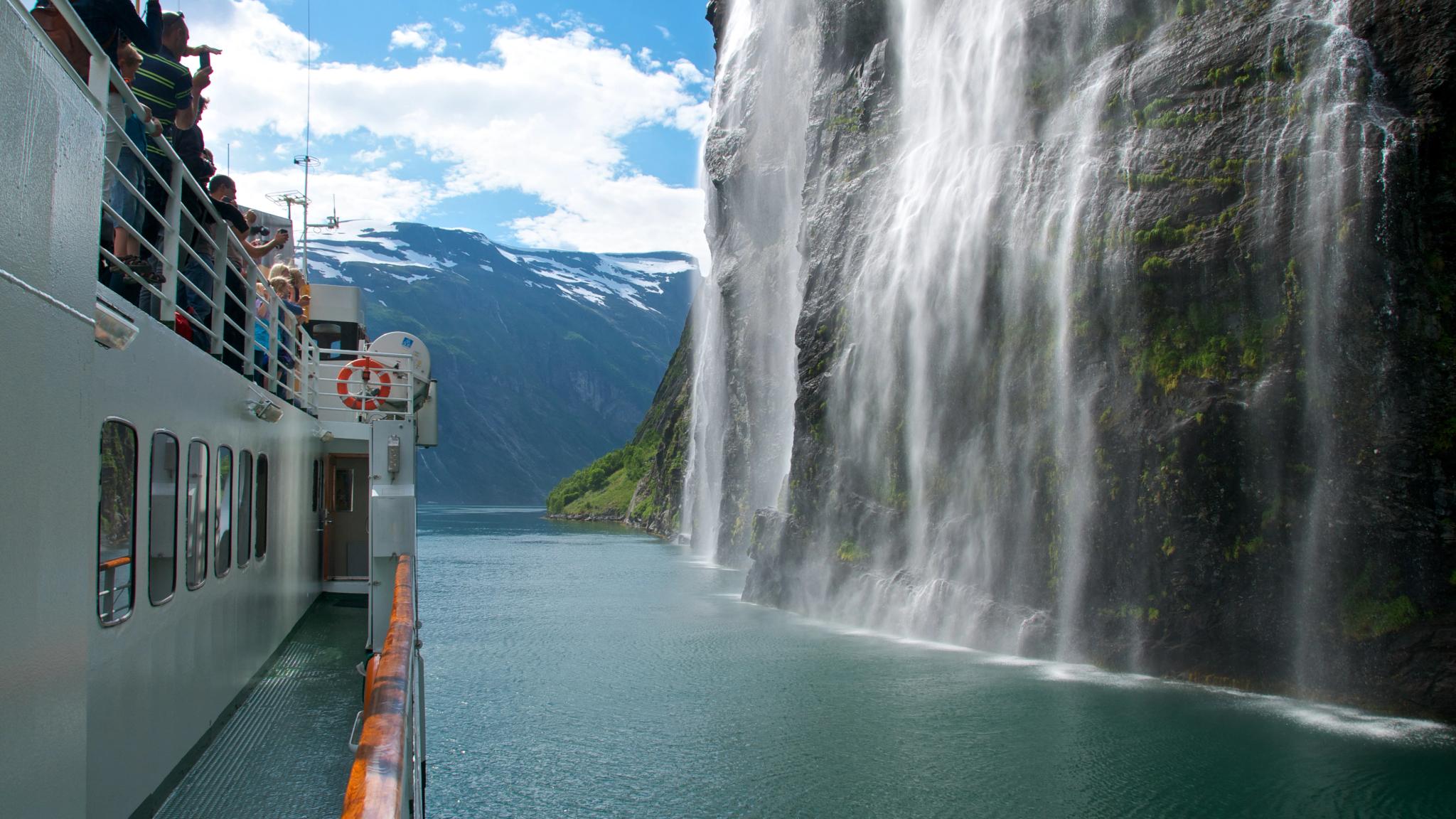 Sailing with Hurtigruten